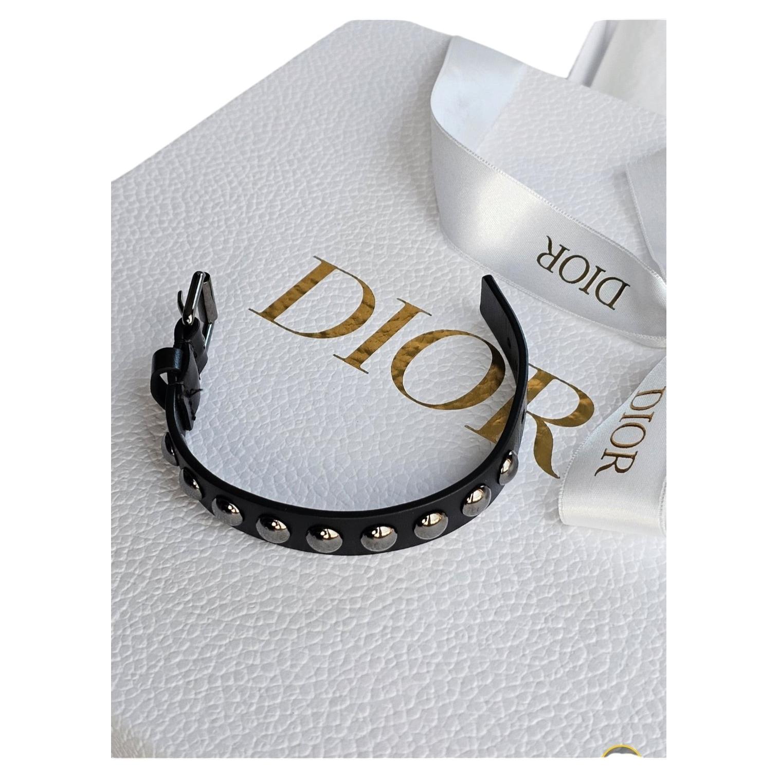 Bracelet Dior automne 22 avec clous en noir défilé