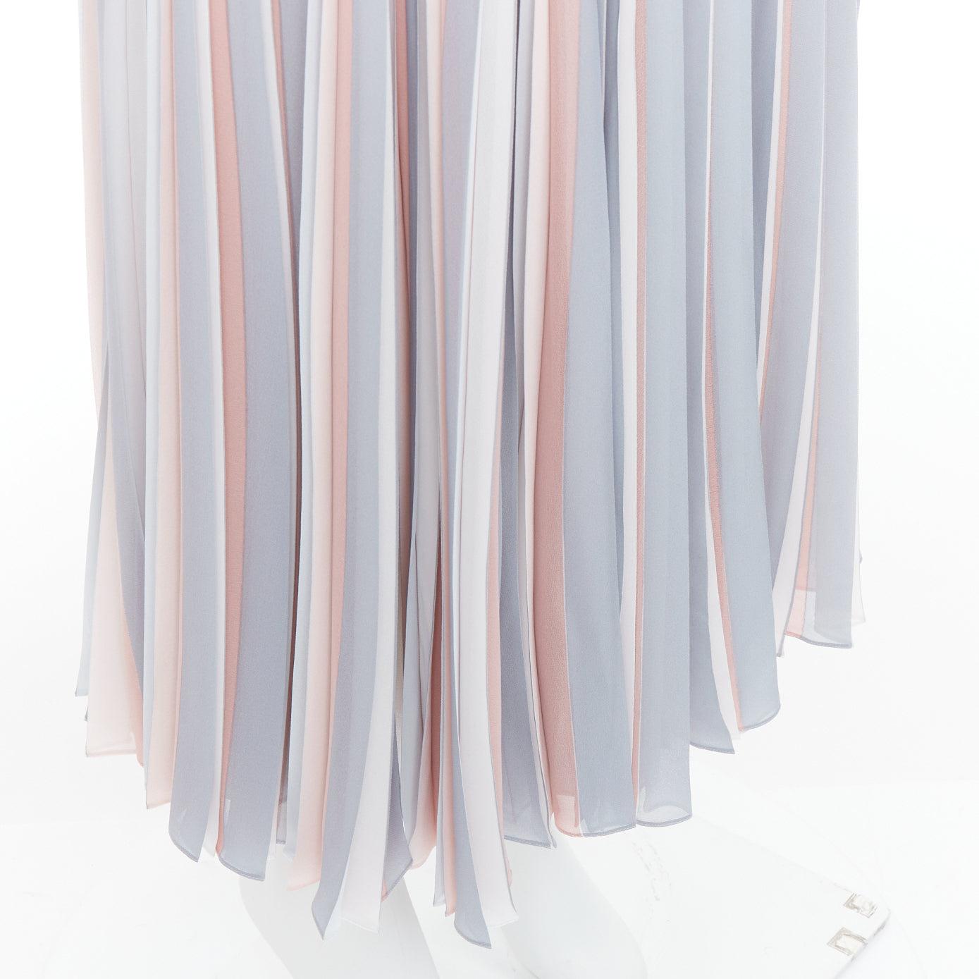 DIOR Fantaisie pink grey tricolor pleated midi skirt FR42 XL
Reference: KNLM/A00317
Brand: Dior
Designer: Maria Grazia Chiuri
Model: Fantaisie
Material: Polyester
Color: Pink, Grey
Pattern: Solid
Closure: Zip
Lining: Cream Silk
Extra Details: Lining