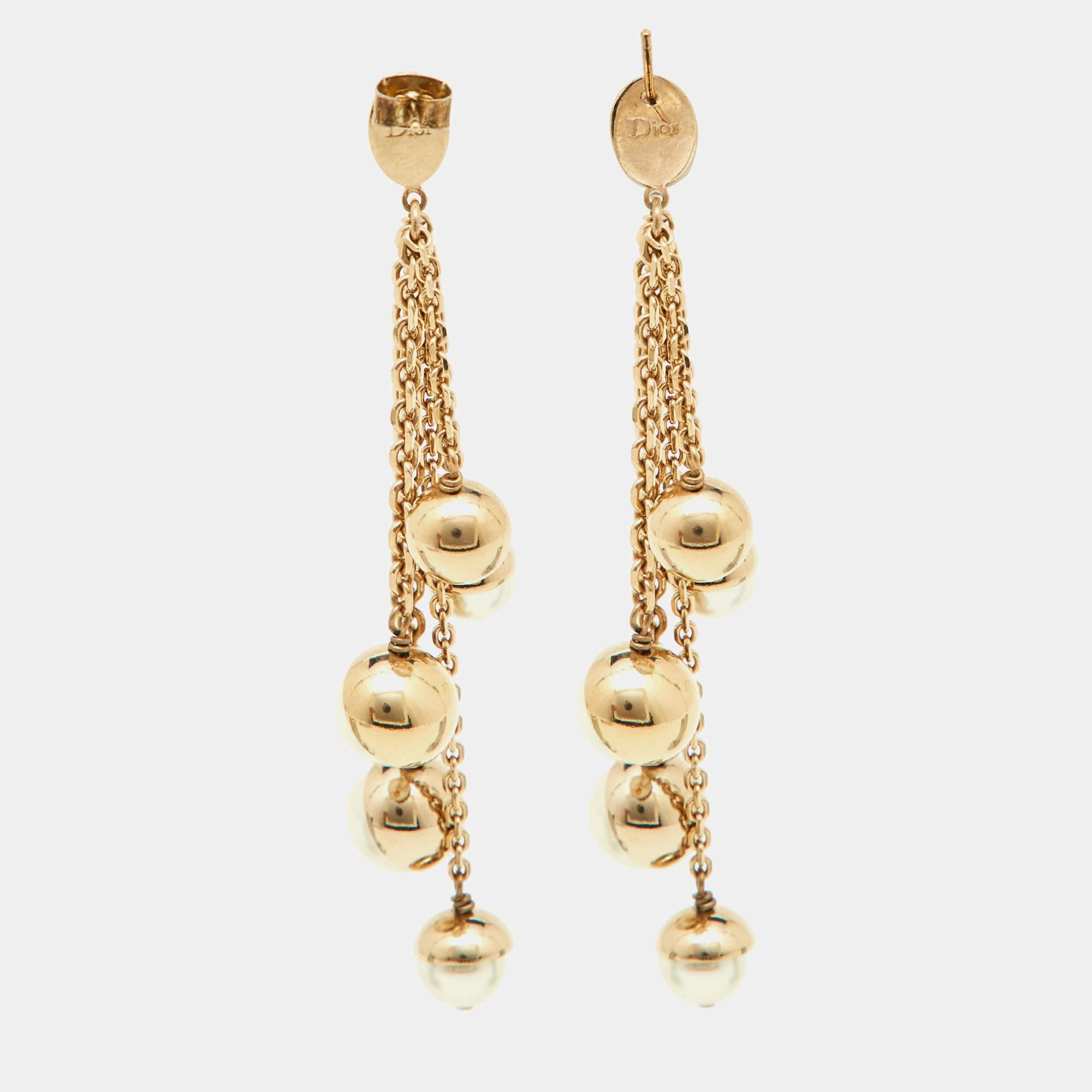 Dieses Paar Tropfenohrringe von Dior ist ein Accessoire, das Sie Saison für Saison tragen werden. Dieses Modell aus goldfarbenem Metall mit Perlenimitaten ist eine lohnende Investition.

