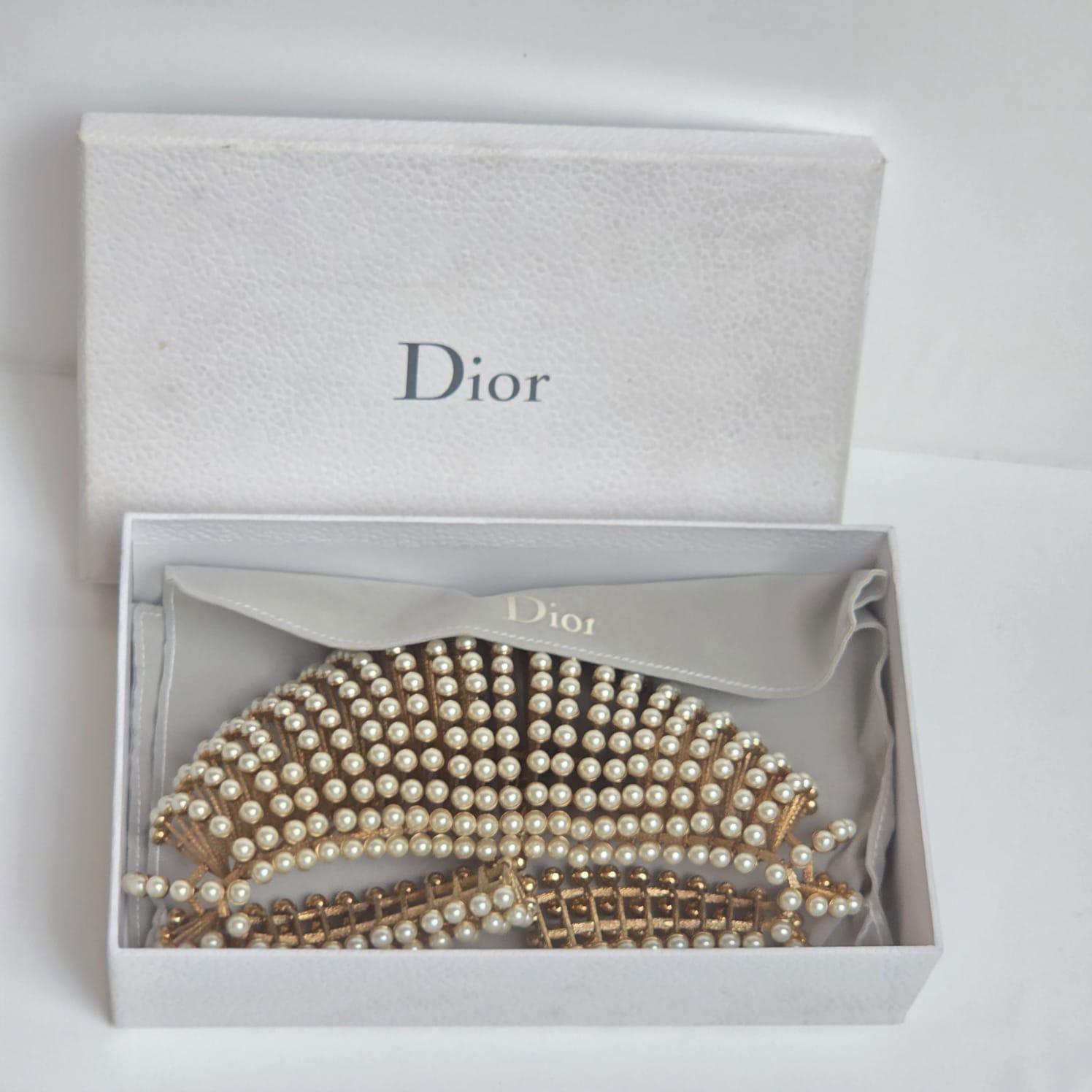 Seltene Couture Dior faux Perle große Copacabana Choker Halskette. Unglaubliches Statement. Sehr schön gemacht. Kleine Schrammen und Anlaufen auf einigen Verzierungen. Aber insgesamt in kaum getragenem Zustand. Wird mit Staubbeutel und Box geliefert.