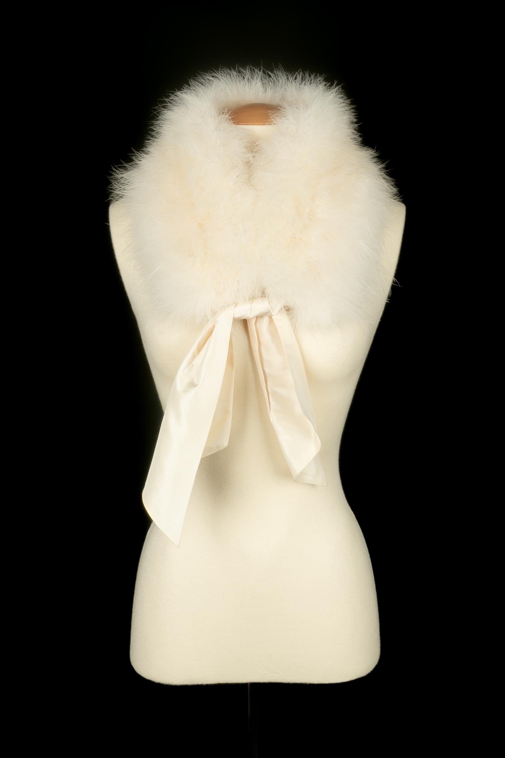 DIOR - (Made in France) Feather stole with a silk lining. 2008 Spring-Summer Collection under the artistic direction of John Galliano.

Condition:
Very good condition

Dimensions:
Length without the ribbons: 67 cm

SKU:FFD19