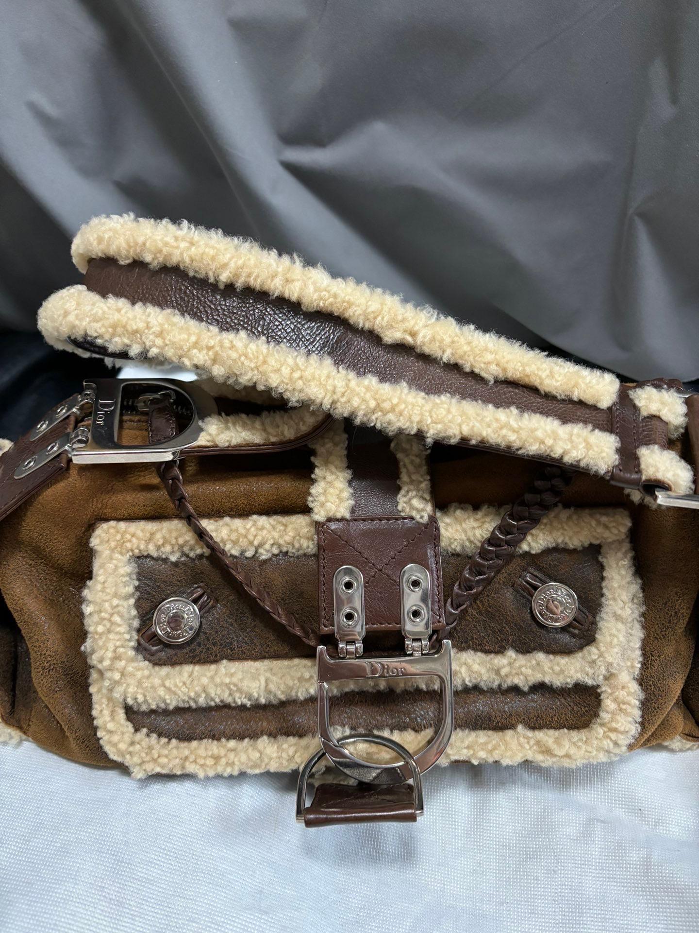Dior Flight Borsa a tracolla media Tan Brown Shearling in vendita 5