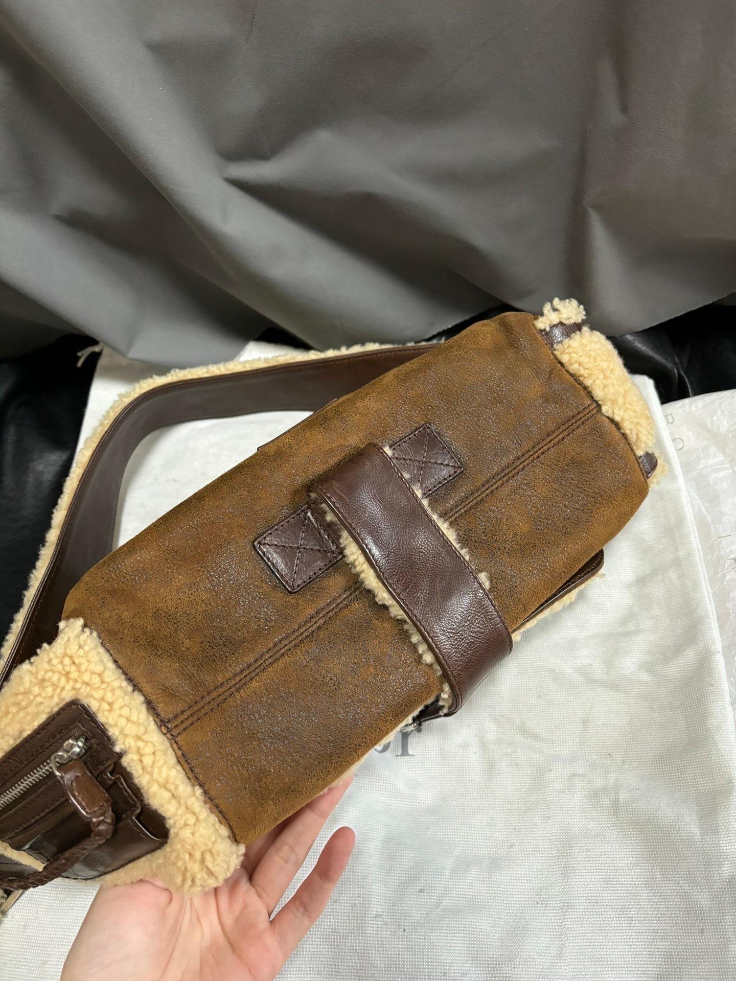 Questa borsa a tracolla Dior Flight è l'incarnazione di un'eleganza senza sforzo. Con la sua vernice stropicciata color vino, l'hardware argentato e il logo D in evidenza, questo pezzo classico emana stile. Può essere trasportato a mano, il che lo