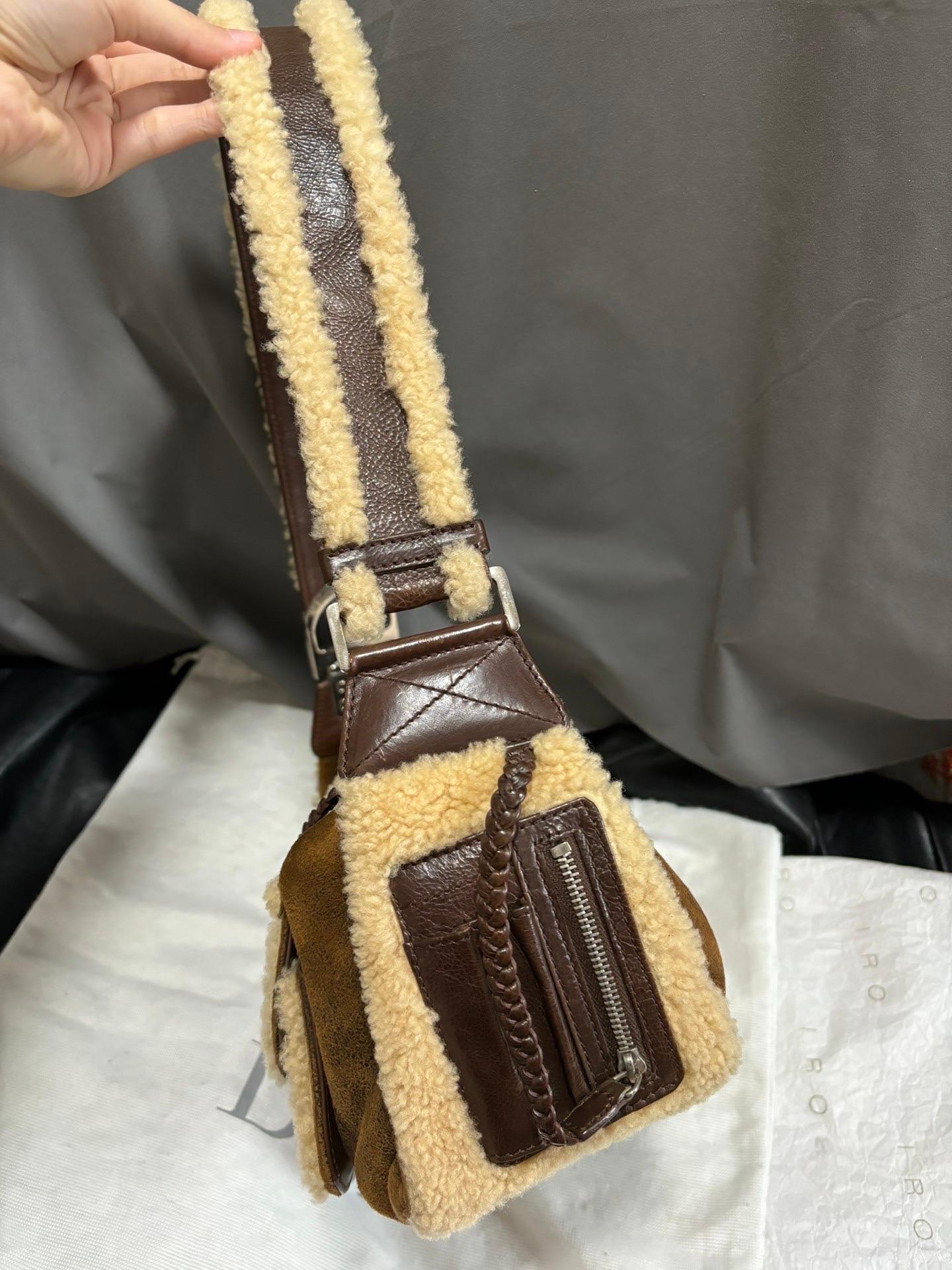 Dior Flight Borsa a tracolla media Tan Brown Shearling In condizioni buone in vendita a AUBERVILLIERS, FR