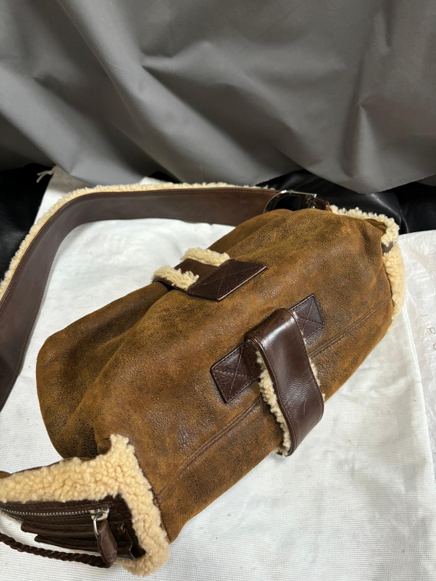 Dior Flight Borsa a tracolla media Tan Brown Shearling in vendita 2