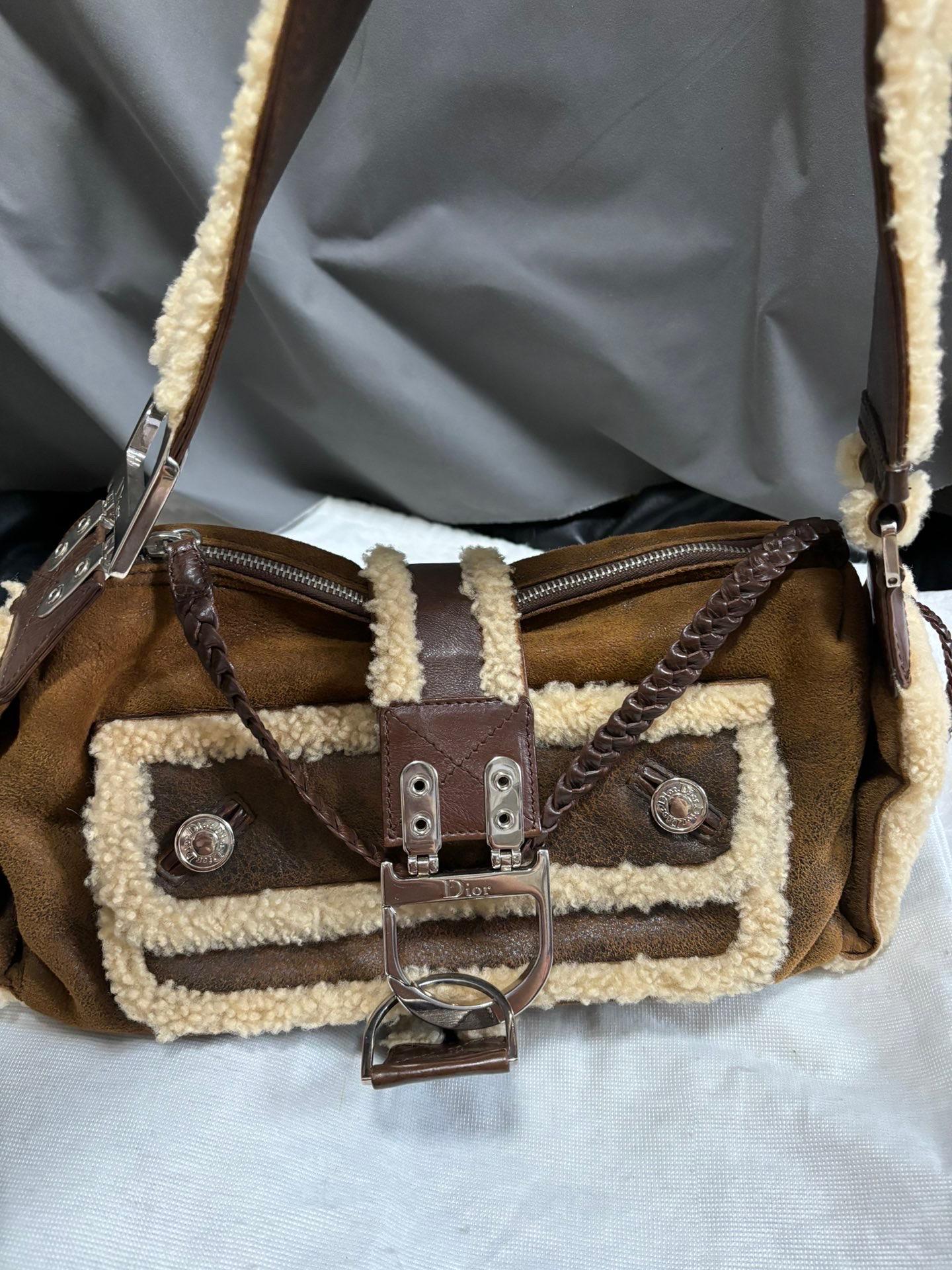 Dior Flight Borsa a tracolla media Tan Brown Shearling in vendita 3