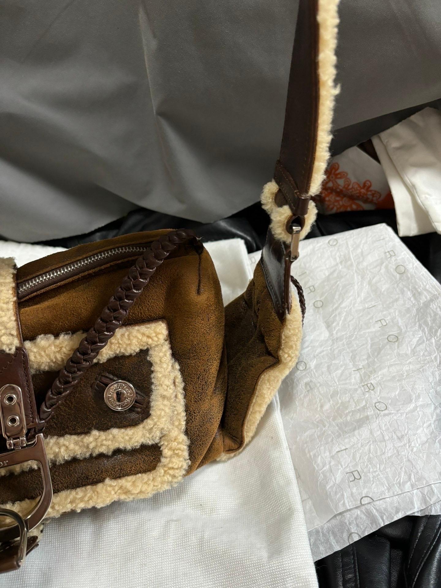 Dior Flight Borsa a tracolla media Tan Brown Shearling in vendita 4