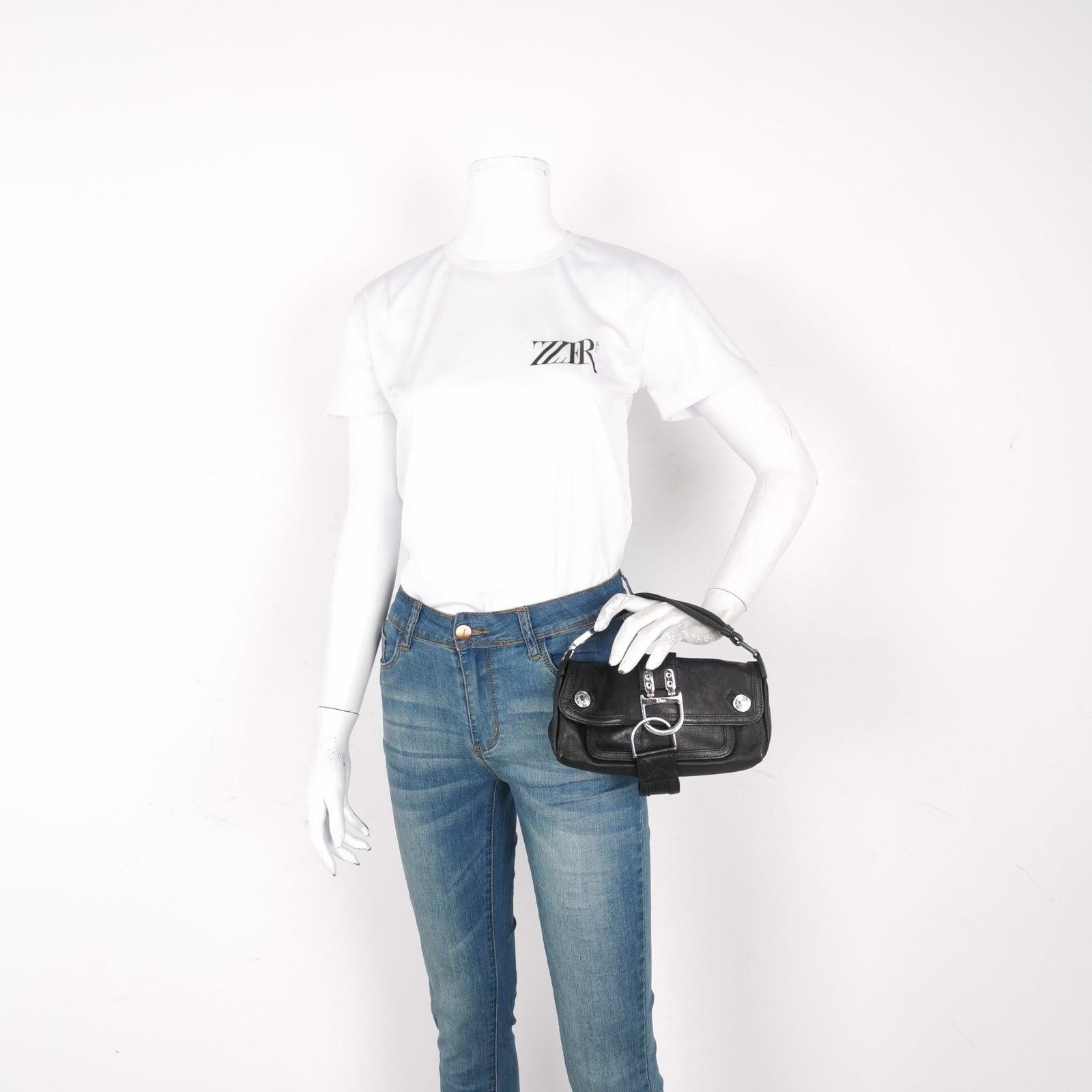 Dior Flight Mini Clutch Bag Black Leather Queste sono foto professionali della borsa reale. Questa pochette Flight Mini di Dior in pelle nera è l'incarnazione della disinvoltura. Questo pezzo classico si distingue per l'appariscente hardware in