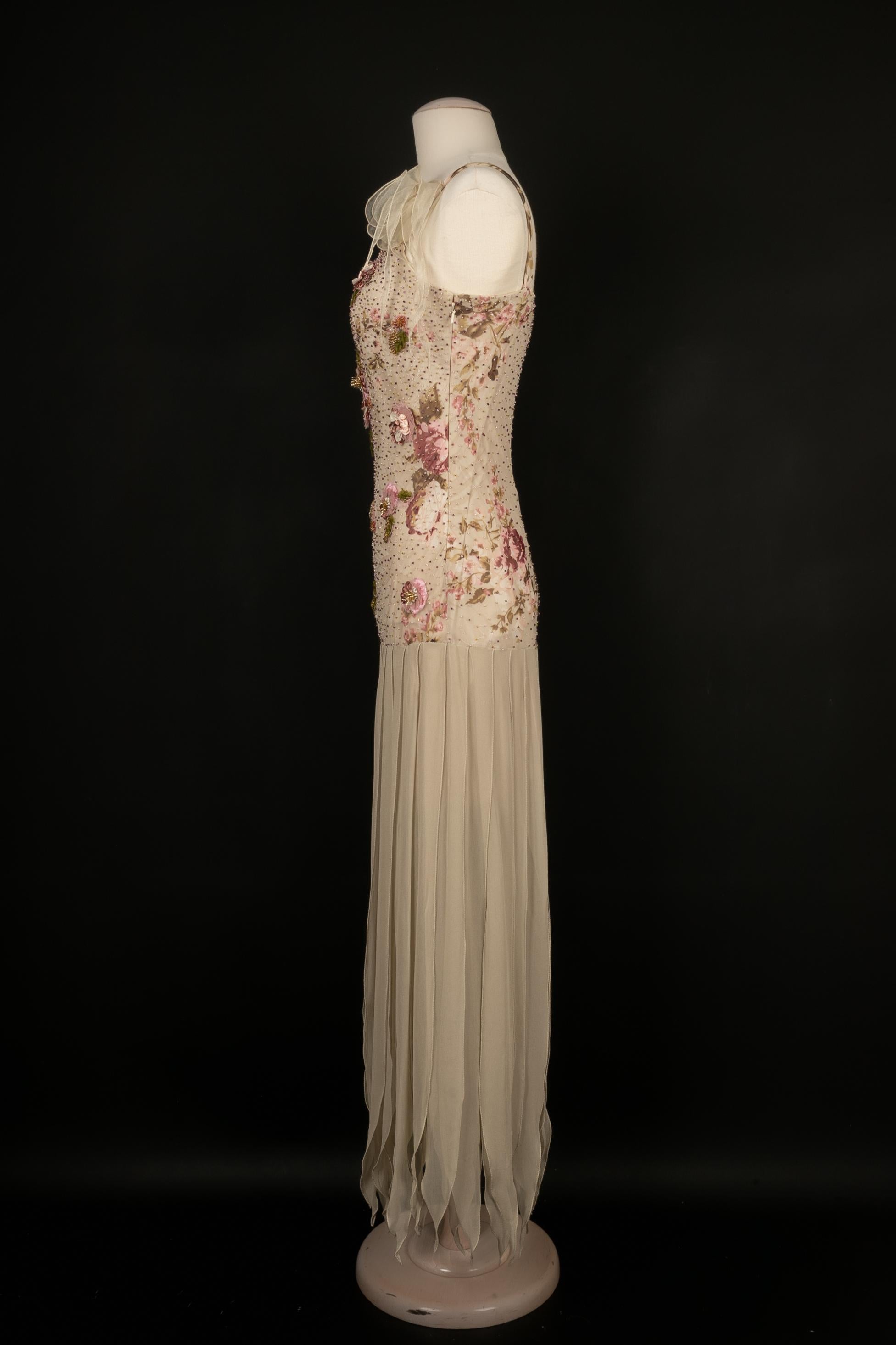 DIOR - (Made in Italy) Long printed silk dress embroidered with pearls and enhanced with floral decorations. No size nor composition label, it fits a 36FR.

Condition:
Very good condition

Dimensions:
Chest: 47 cm - Waist: 33 cm - Length: 135