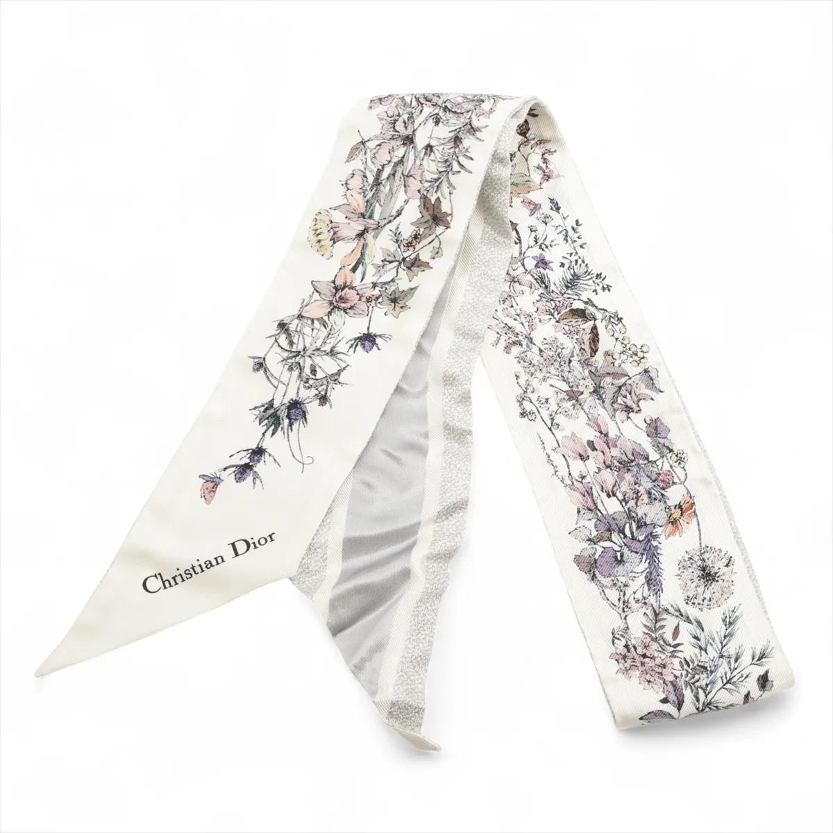 El Pañuelo Mitzah Floral Dior en gris es un accesorio delicado y refinado que encarna la elegancia atemporal de la casa. Confeccionado en lujosa seda, presenta un elegante motivo floral que añade un toque de feminidad y sofisticación a cualquier