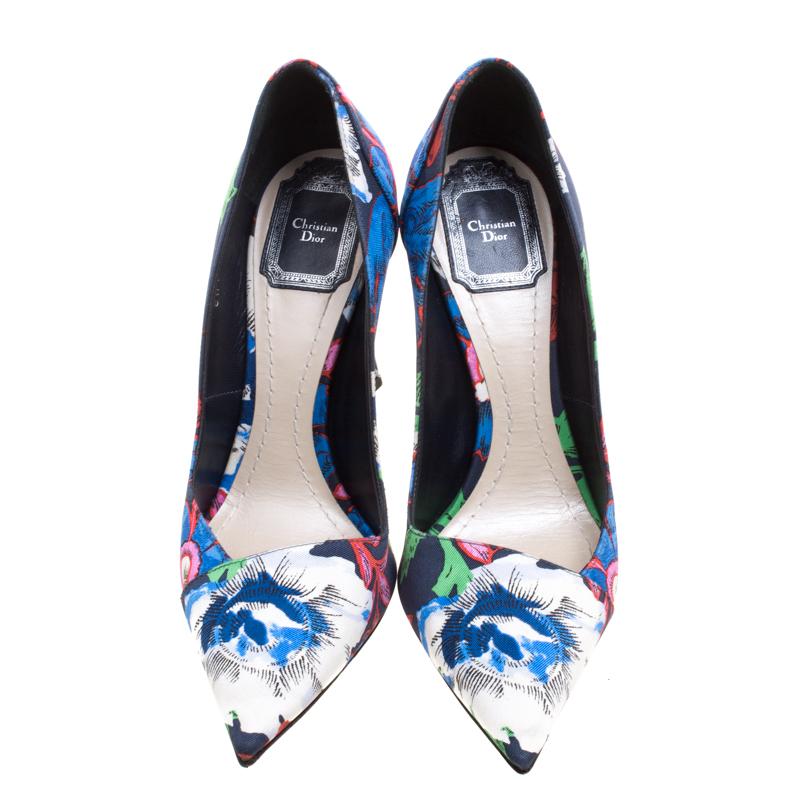 Cast a spell of wonder on your audience whenever you step out in these pumps from Dior. Beautifully crafted from canvas in a burst of floral prints, they are shaped with pointed toes and completed with 10.5 cm heels.

Includes: Packaging
