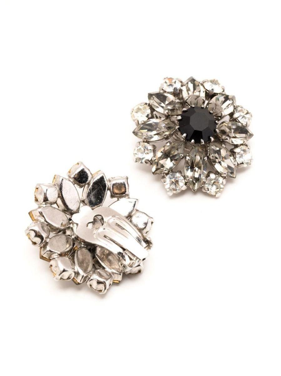Designed for Dior by Roger Jean-Pierre, these vintage clip-on earrings from circa 1950/60 have been designed with a black gem surrounded by rhinestone petals. Add a touch of elegance to your outfits and pair them with the matching brooch.

Colour: