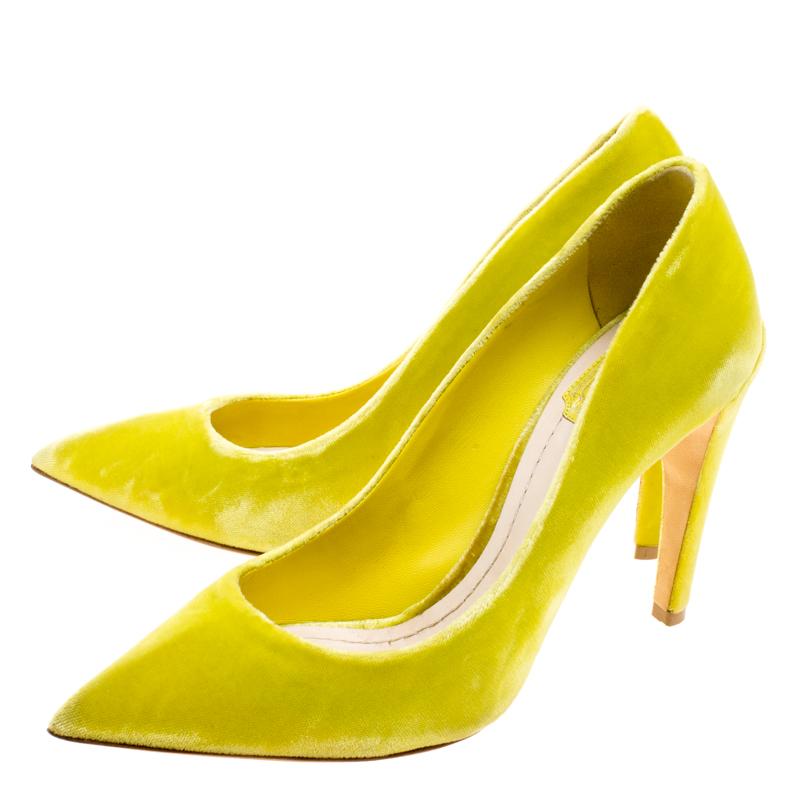 Dior Florescent Yellow Velvet Pointed Toe Pumps Size 37.5 im Zustand „Gut“ in Dubai, Al Qouz 2