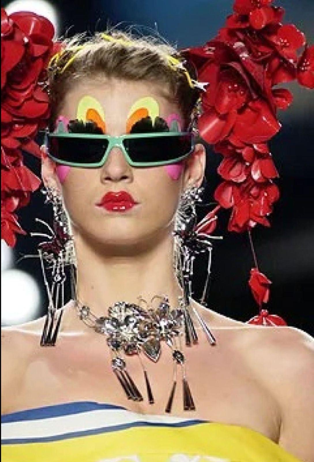 Dior - (Made in France) Silvery metal necklace with a flower and butterfly decoration inspired by Asia, and enhanced with tubular tassels. 2003 Fall-Winter Collection under the direction of John Galliano.

Additional information:
Condition: Very