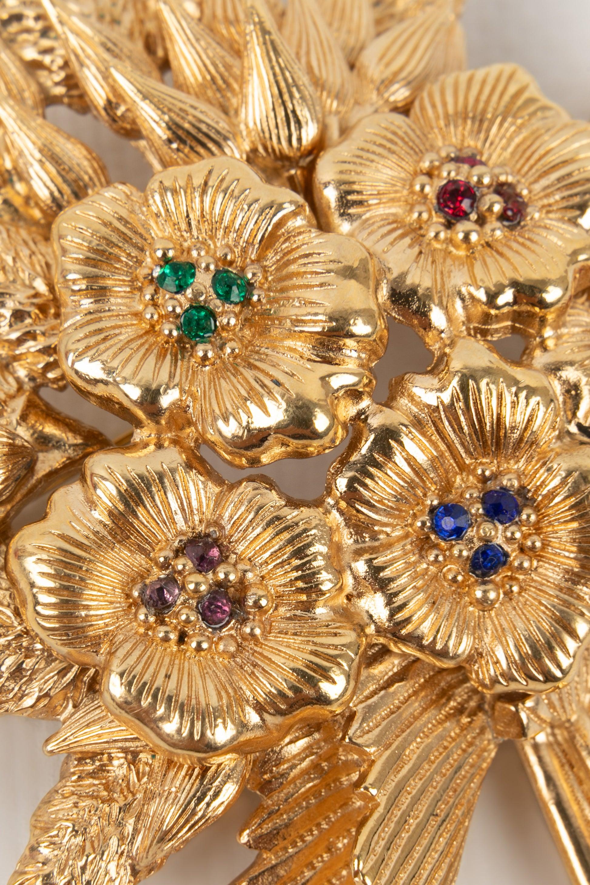 Dior Blumenbrosche aus vergoldetem Metall mit farbigen Strasssteinen Damen im Angebot
