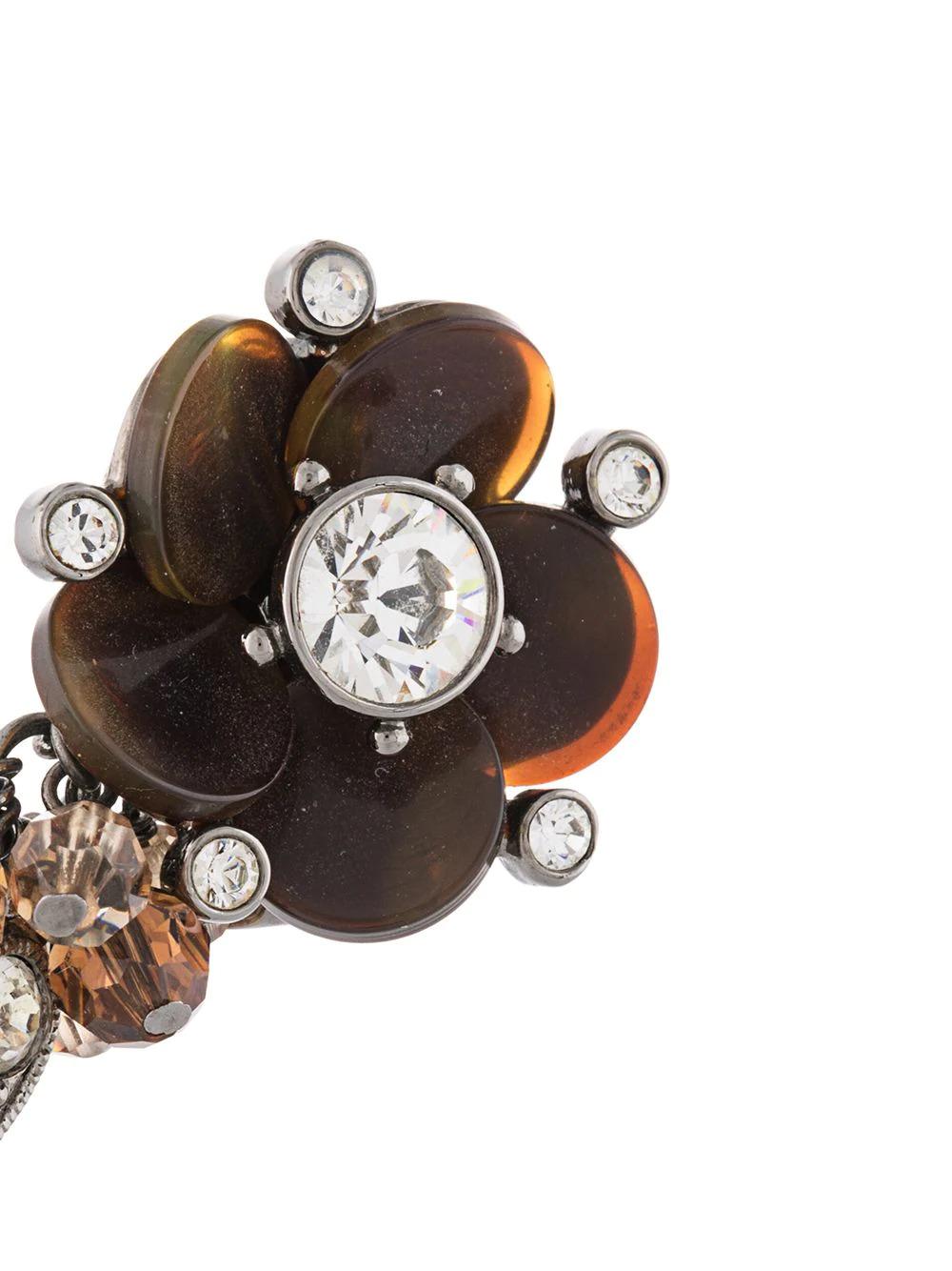 Verleihen Sie Ihrem Look einen Hauch von Eleganz mit diesem Paar Ohrringe von Christian Dior, das mit seiner markanten Blumenform in Brauntönen für optimale Eleganz sorgt.

Farbe: Braun

Zusammensetzung: Metall, Kunststoff

Abmessungen: Gewicht