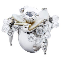 Dior, bague fleur en nacre, cristal et perles de verre, ton argenté, taille 52