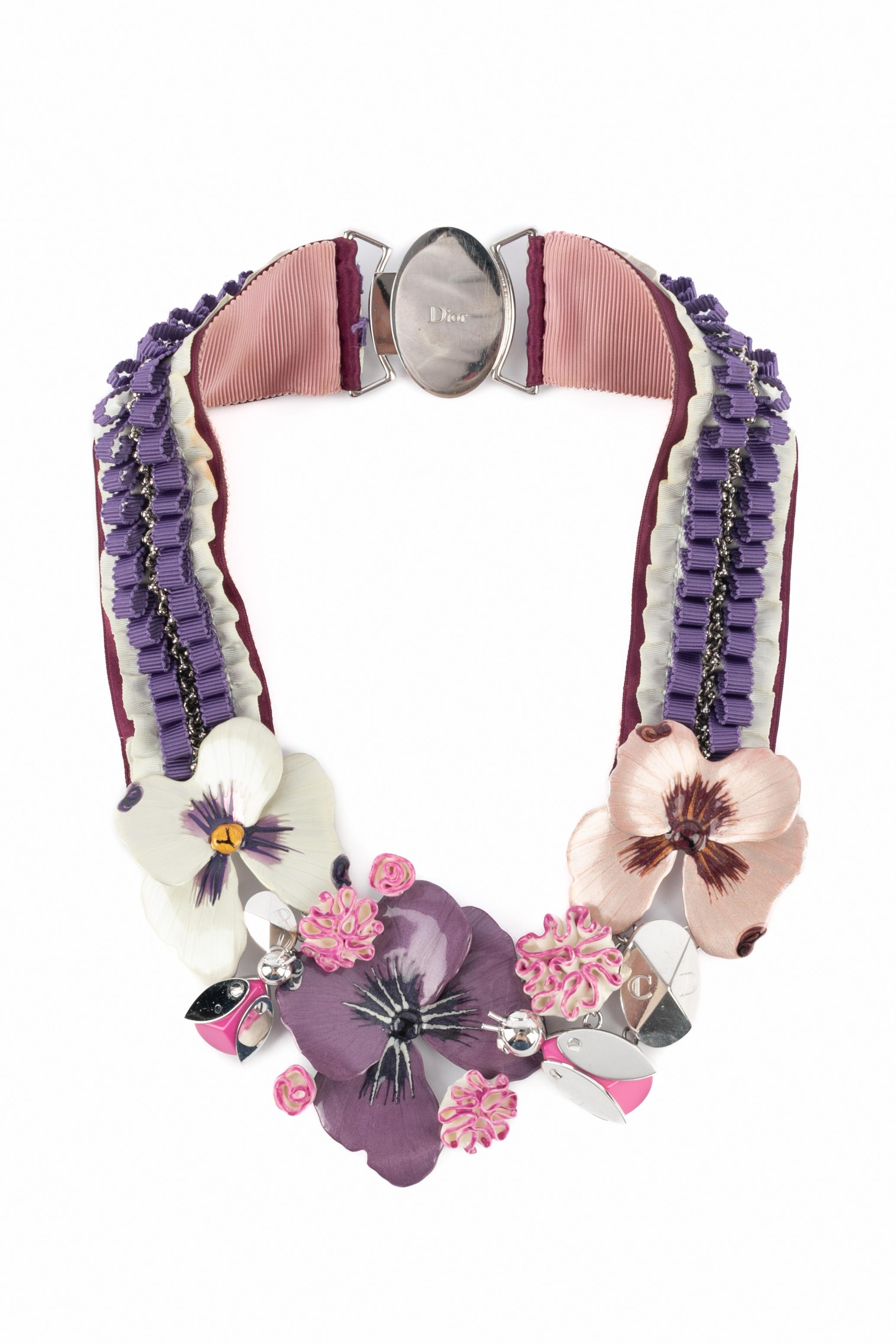 DIOR - Collana corta in metallo smaltato con nastri rosa e viola.

Condizioni:
Ottime condizioni

Dimensioni:
Lunghezza: 49 cm

SKU:BC109


