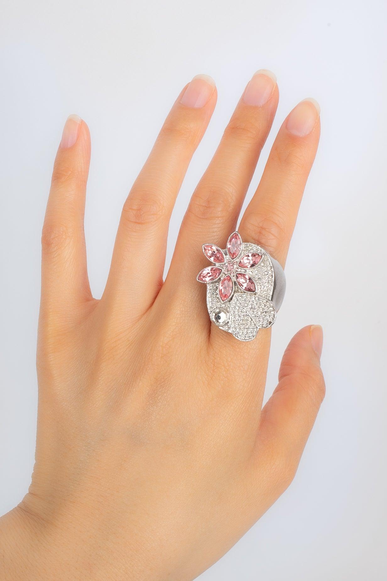 Dior - Silberner Metallring mit Strasssteinen, die eine Blume darstellen.

Zusätzliche Informationen:
Zustand: Sehr guter Zustand
Abmessungen: Größe 54

Sellers Referenz: BG4