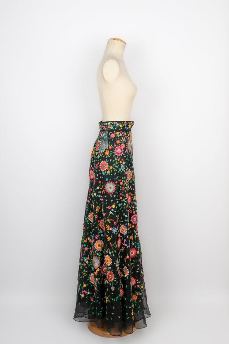 Dior - (Made in Italy) Silk skirt embroidered with flowers. Slipskirt in black muslin. Size 34FR.

Additional information: 
Condition: Very good condition
Dimensions: Waist: 32 cm - Length: 105 cm

Seller Reference: FJ112