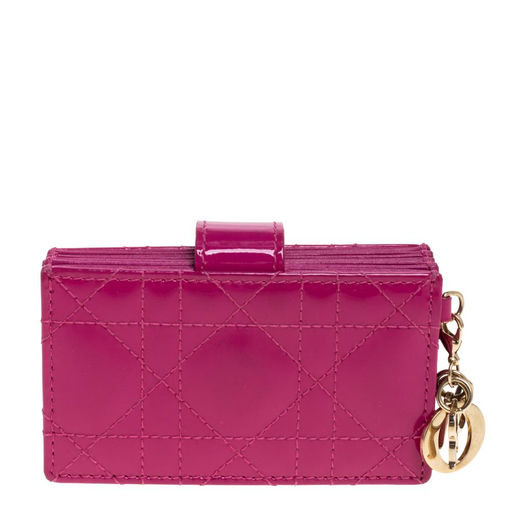 Crafted from patent leather, this Dior gusset card case opens to reveal multiple compartments to carry your cards neatly. It also features the brand's iconic quilt detailed on the exterior. This fuchsia piece is sleek and can easily be carried. It