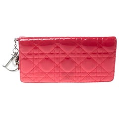 Portefeuille Dior Fuchsia Cannage en cuir verni Lady Dior