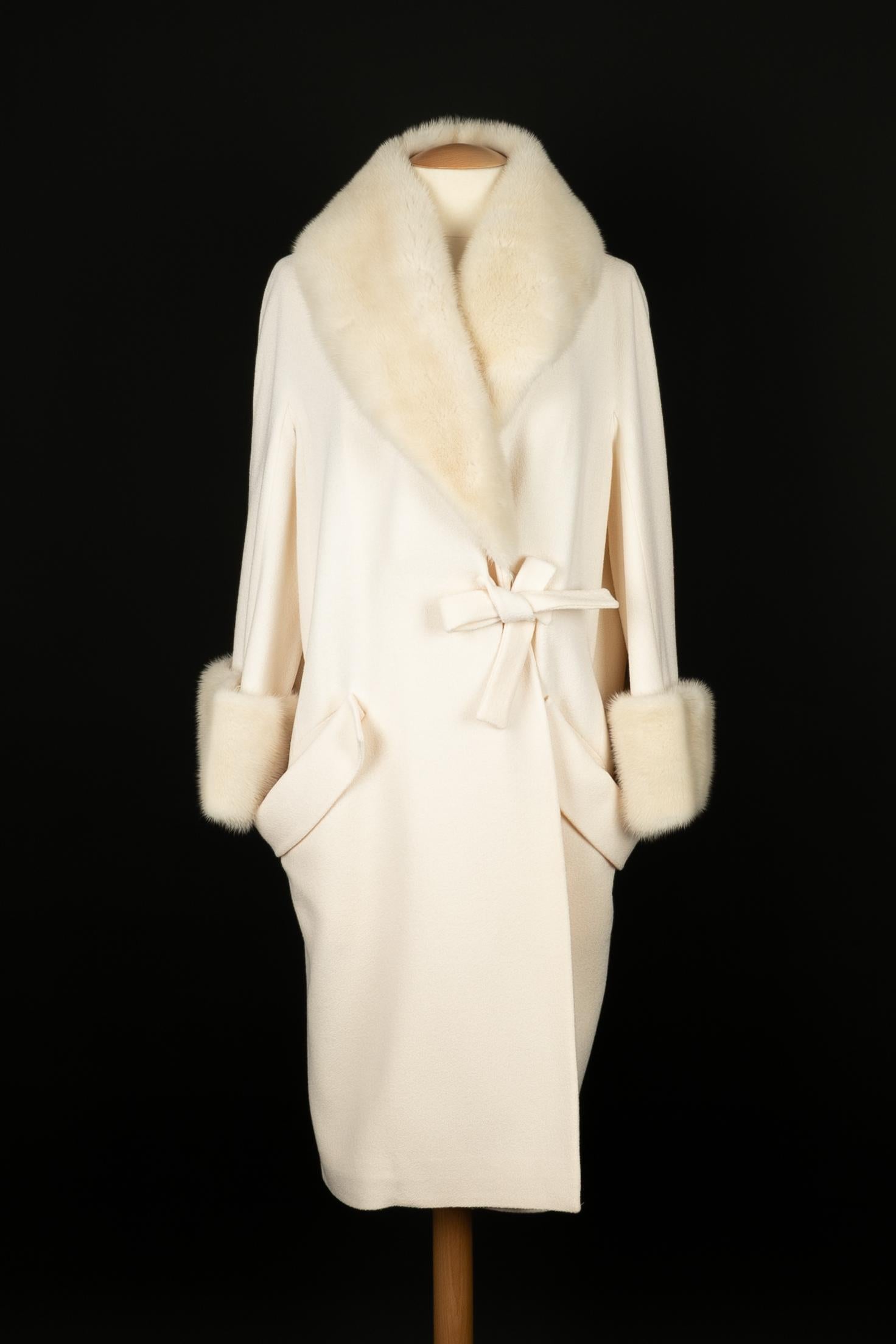 DIOR - (Made in France) Off-white mink fur and wool coat. Silk lining. Size 36FR.

Condition:
Very good condition

Dimensions:
Shoulder width: 44 cm - Sleeve length: 52 cm - Length: 107 cm

SKU:M130