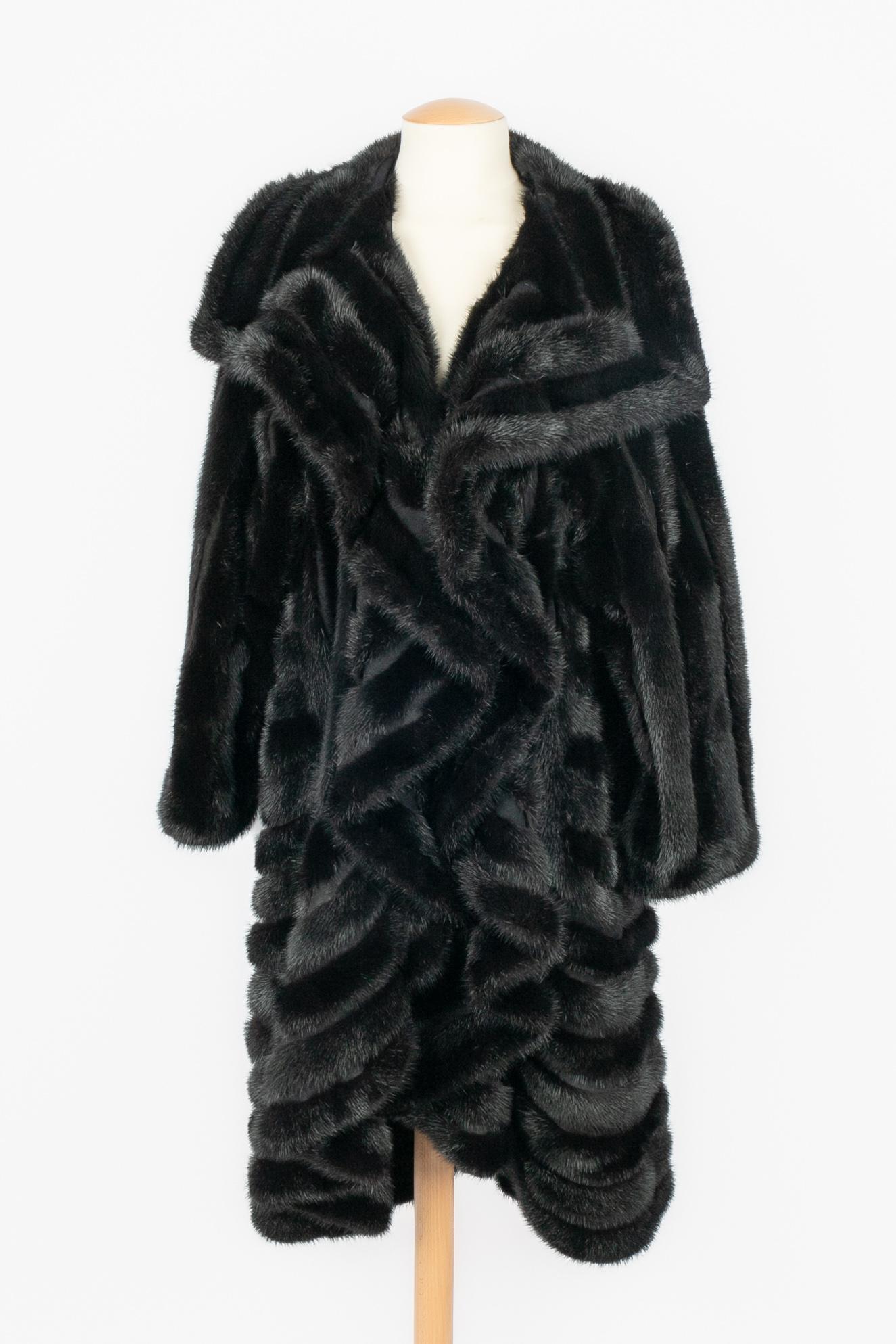 DIOR - (Made in France) Asymmetrical coat made of black shiny mink interspaced with black inside-out leather. Flounced bottom. No size label, it fits a 42FR. Monte Carlo x Frederic Castet Dior Collection.

Condition:
Very good