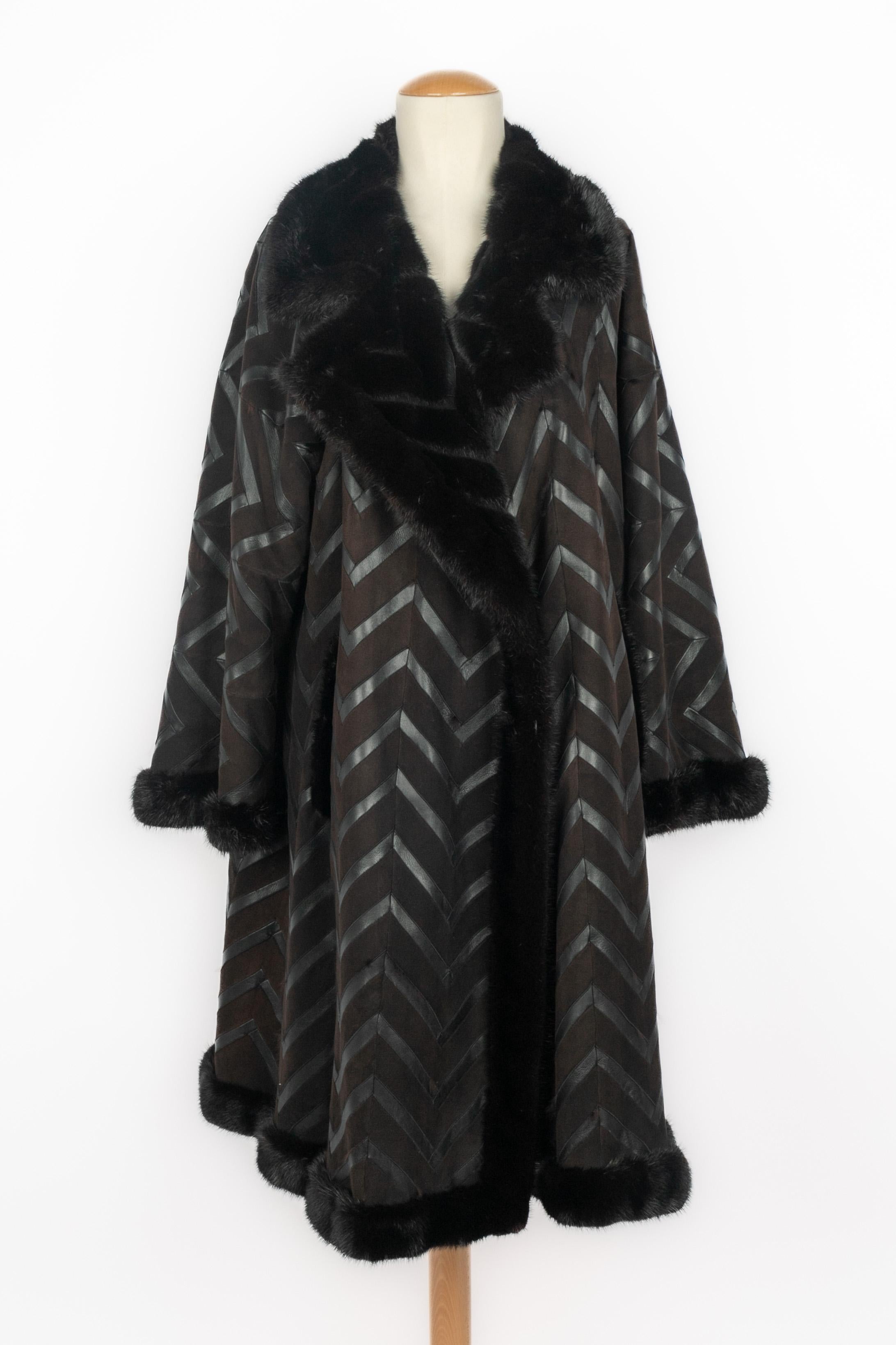 DIOR - (Made in France) Long inside-out leather coat with brown mink patchwork. Composition and size labels missing, it fits a 40FR/42FR.

Condition:
Very good condition

Dimensions:
Shoulder width: 47 cm - Length: 102 cm - Sleeve length: 63