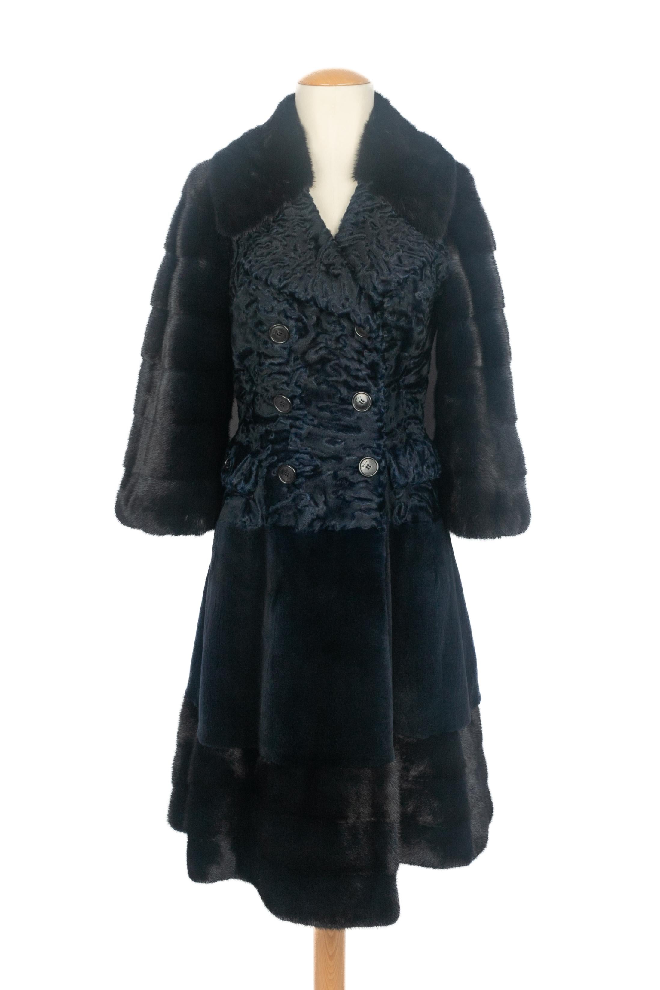 DIOR - (Made in France) Manteau en fourrure d'astrakhan et de vison. Doublure en soie bleue. Composition et labels de taille manquants, il convient à un 36FR. A Collectional circa 2006-2008 sous la Direction artistique de John Galliano.

Condit