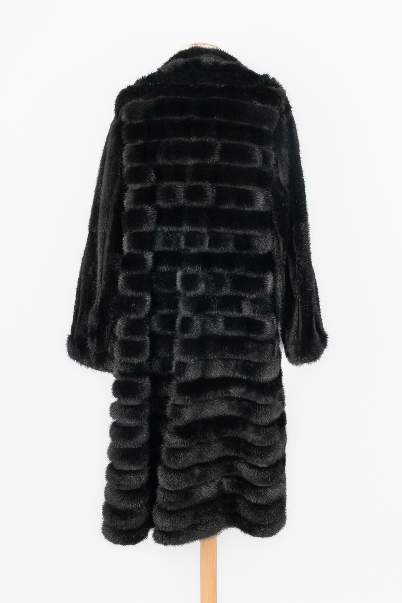 Dior fur coat In Excellent Condition For Sale In SAINT-OUEN-SUR-SEINE, FR