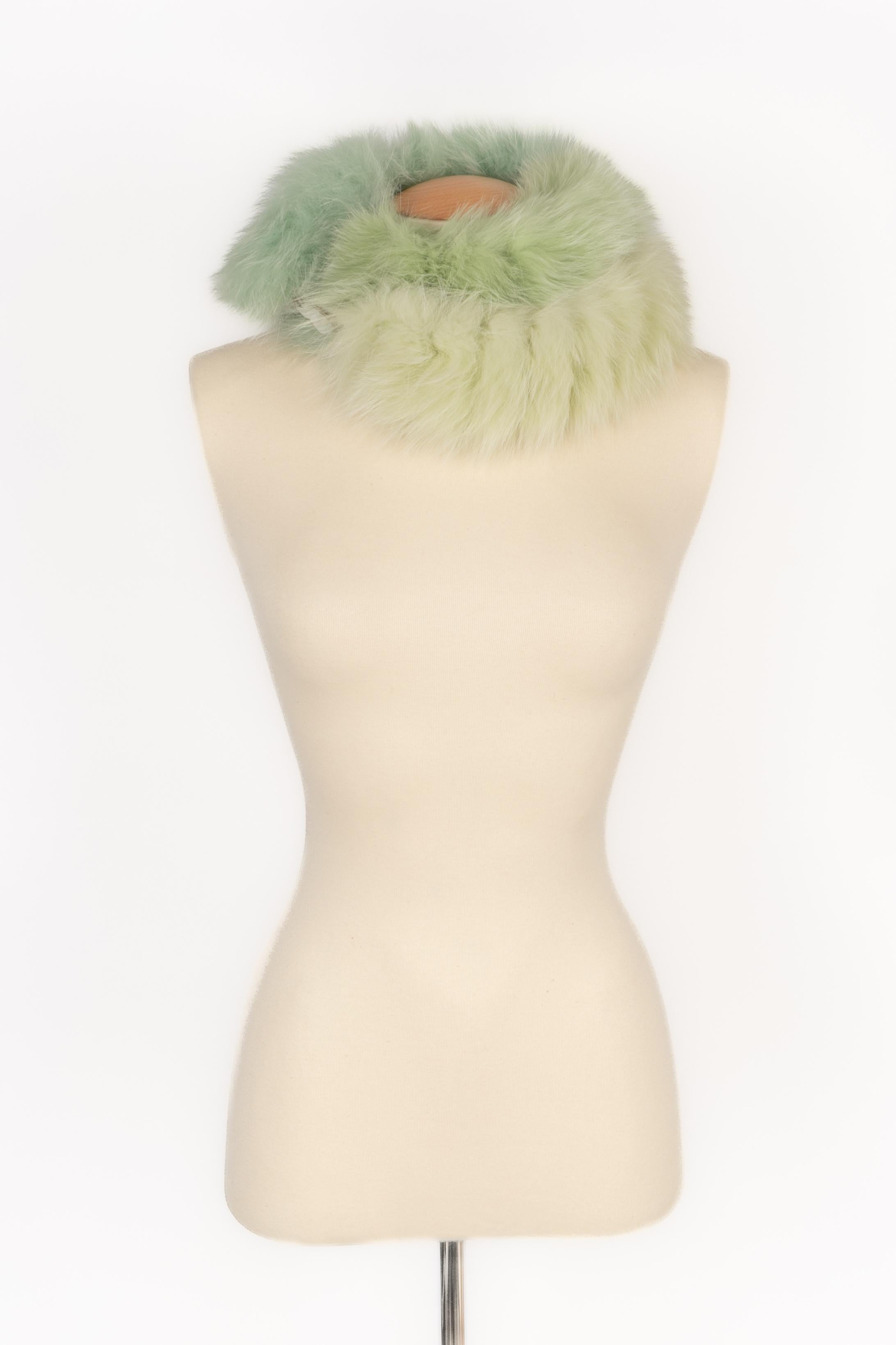 DIOR - Green leather and fur stole. Signature only on the metal buckle.

Condition:
Very good condition

Dimensions:
Length: 125 cm

SKU:FFD15