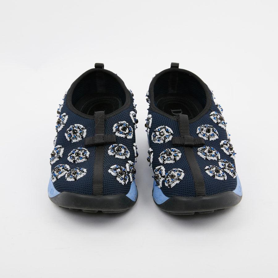 Flagship model of the year 2014, by Raf Simmons, pair of sneakers DIOR, Fusion model, in dark blue canvas without lace. Size 38.5. 
The sole is in blue rubber. Beads flowers are embroidered on the canvas.
They are in very good condition and have