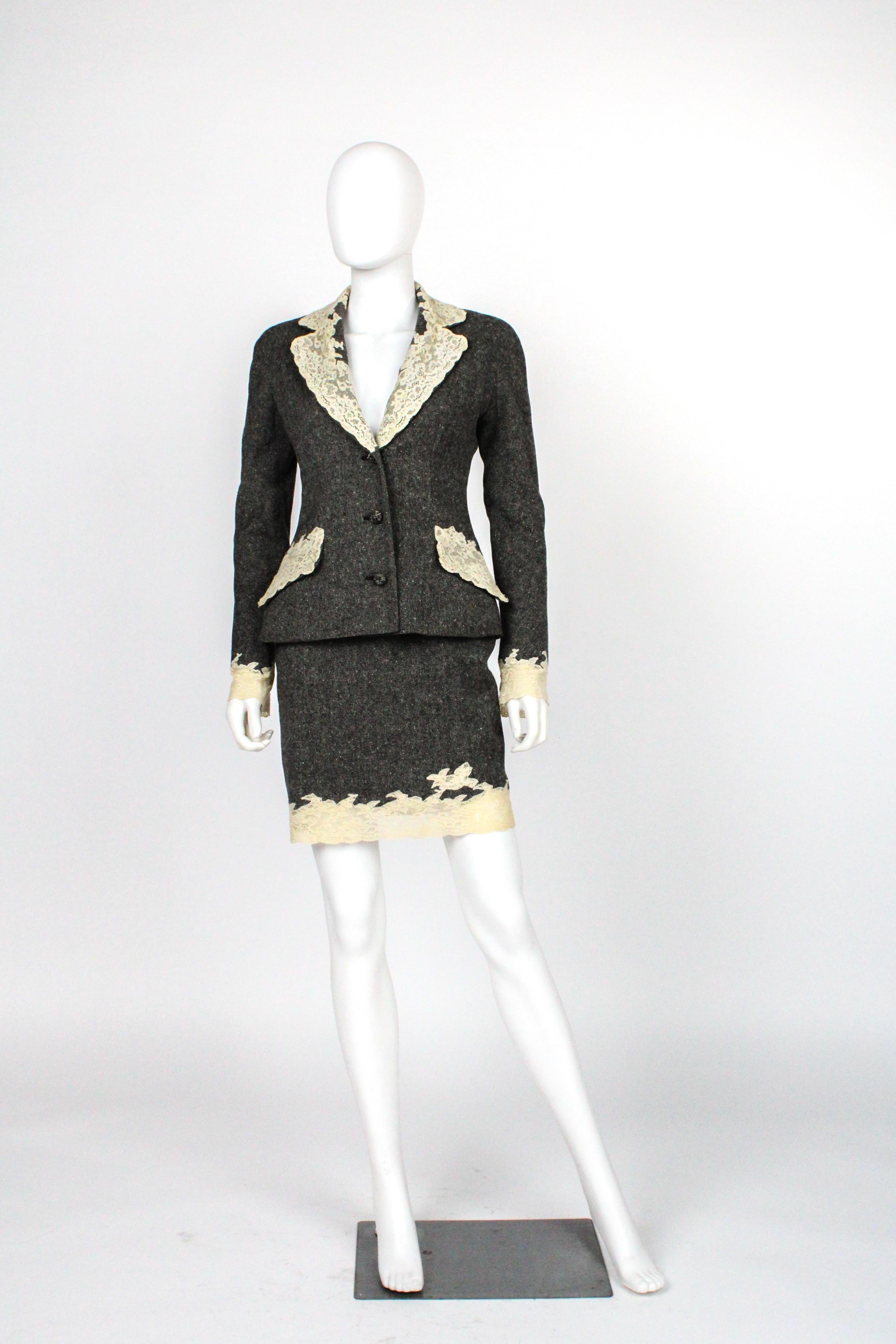 - Garantito al 100% come autentico.

- Ottime condizioni d'uso.

- Descrizione: abito con gonna in tweed donegal grigio bordato di pizzo calais bianco. 

- Taglia: La giacca segna 6 US, veste 2-4. Petto: 17