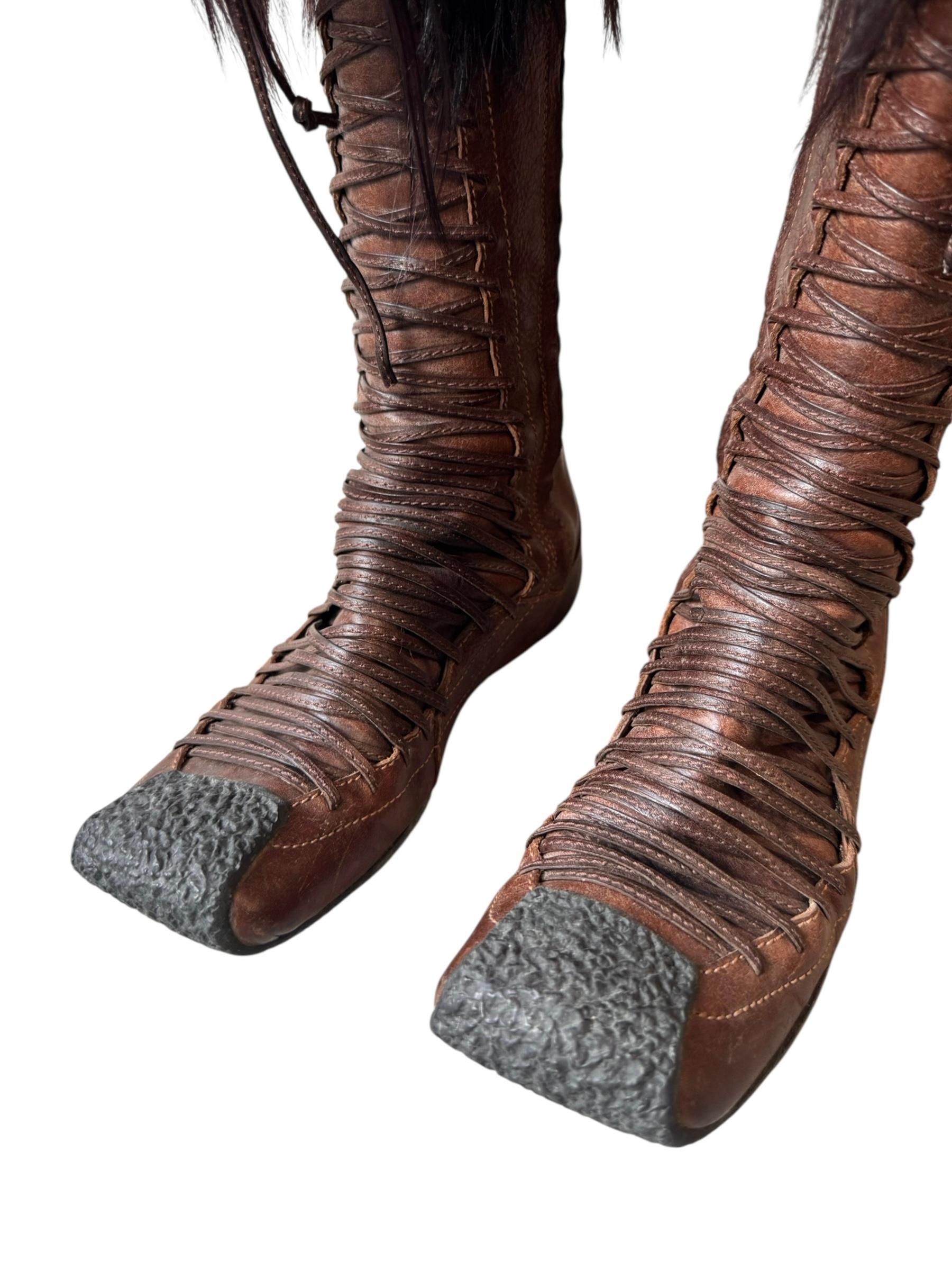 DIOR fw2002 BY GALLIANO BOTAS CON ENCAJE DE CUERO Y PELO MARRON en Excelente estado para la venta en PARIS, FR