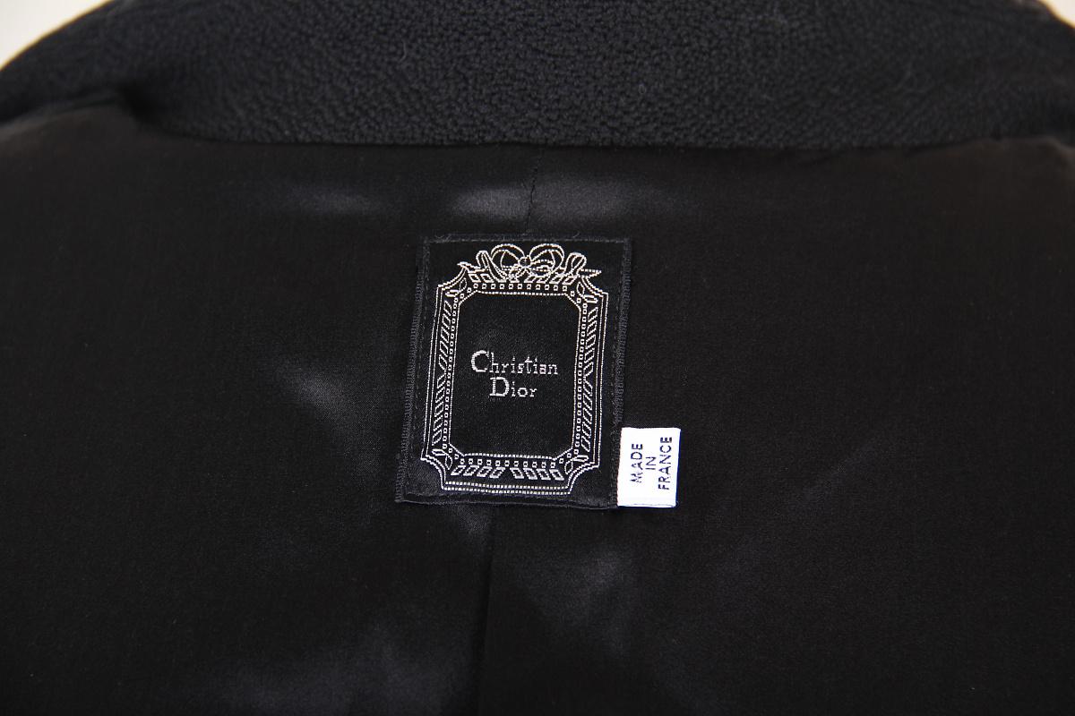 Dior & Galliano 2007 black wool Coat
Designer John Galliano by Christian Dior
Collection: 2007 fall-winter
Country of production: France
Christian Dior style: 7H12088321

Vintage elegant Christian Dior coat by John Galliano in wool with silk
