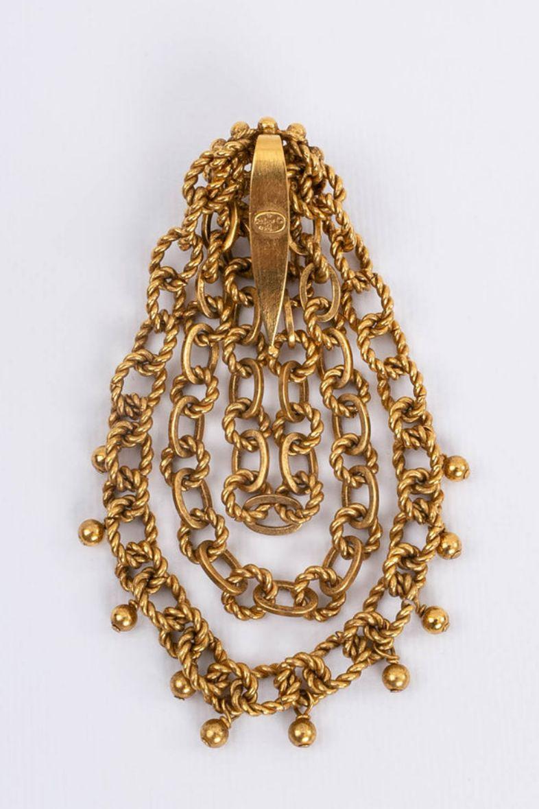 Dior (Made in Germany) Brooch comprised of several gilded metal chains.

Additional information:

Dimensions: 
Length: 12 cm (4.72