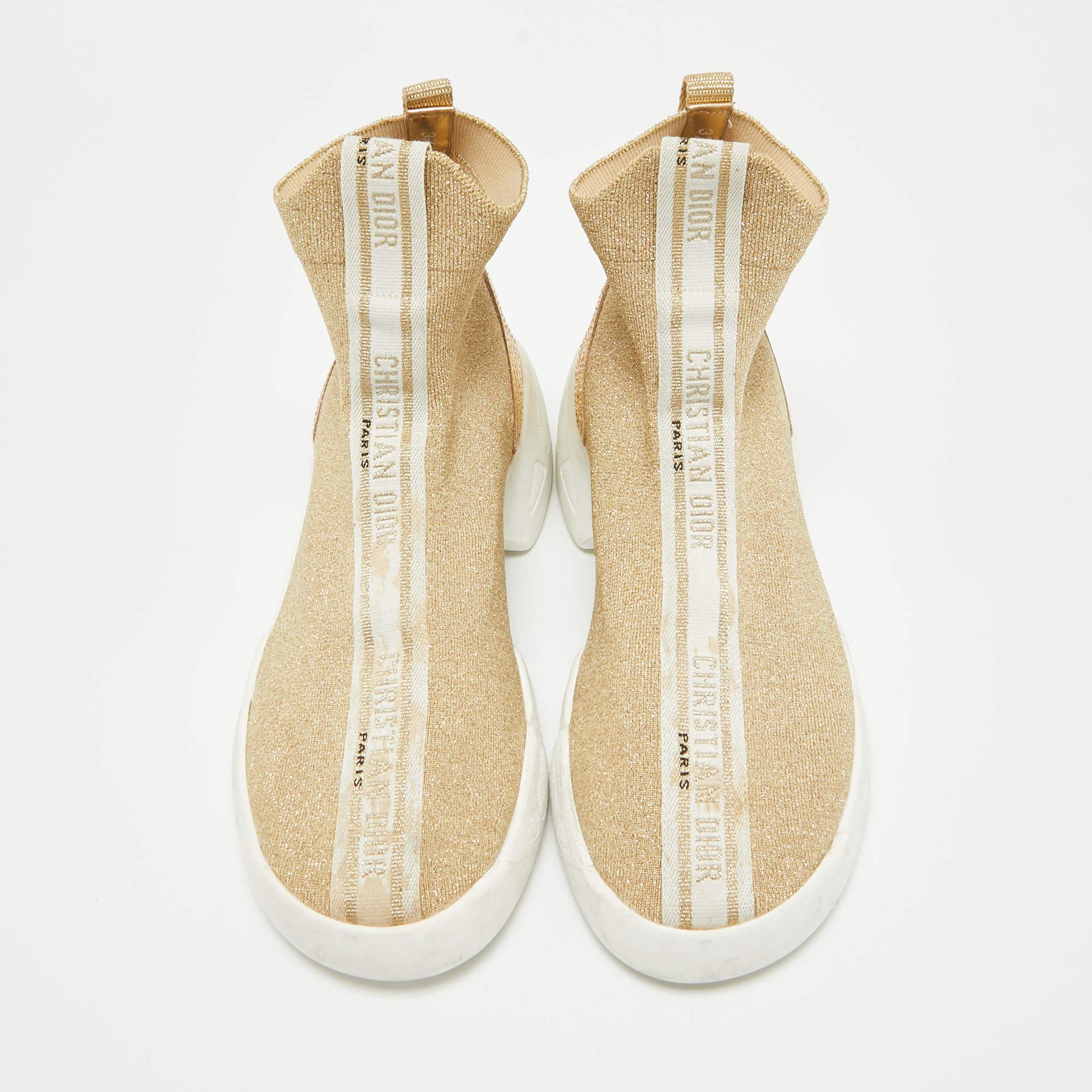 Con una silueta clásica, estas zapatillas de diseño son una combinación perfecta de lujo, comodidad y estilo. Estas zapatillas están diseñadas con detalles de la firma y cómodas plantillas.