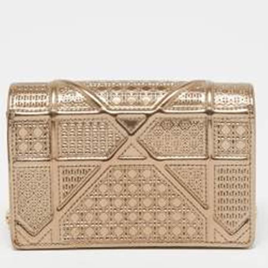 This Diorama wallet on chain is simply breathtaking! From its structured shape to its artistic craftsmanship, the Dior piece sweeps us off our feet. It has been crafted from gold-hued leather and is covered in the brand's signature Cannage pattern.