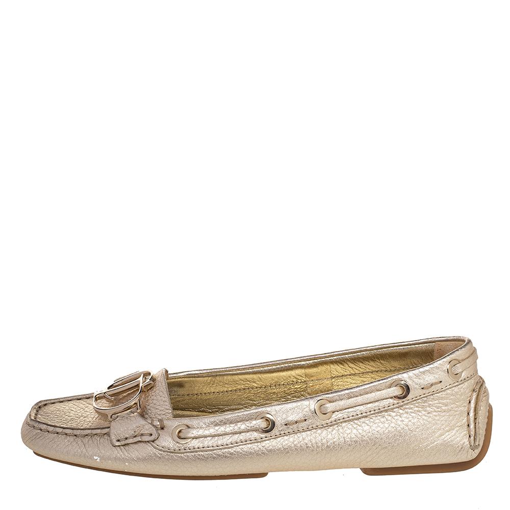 Let these loafers from Christian Dior help you step out in style and make a mark effortlessly. They have been crafted from leather in a gold hue and designed with 'CD' initials on the vamps. They are complete with comfortable leather-lined insoles