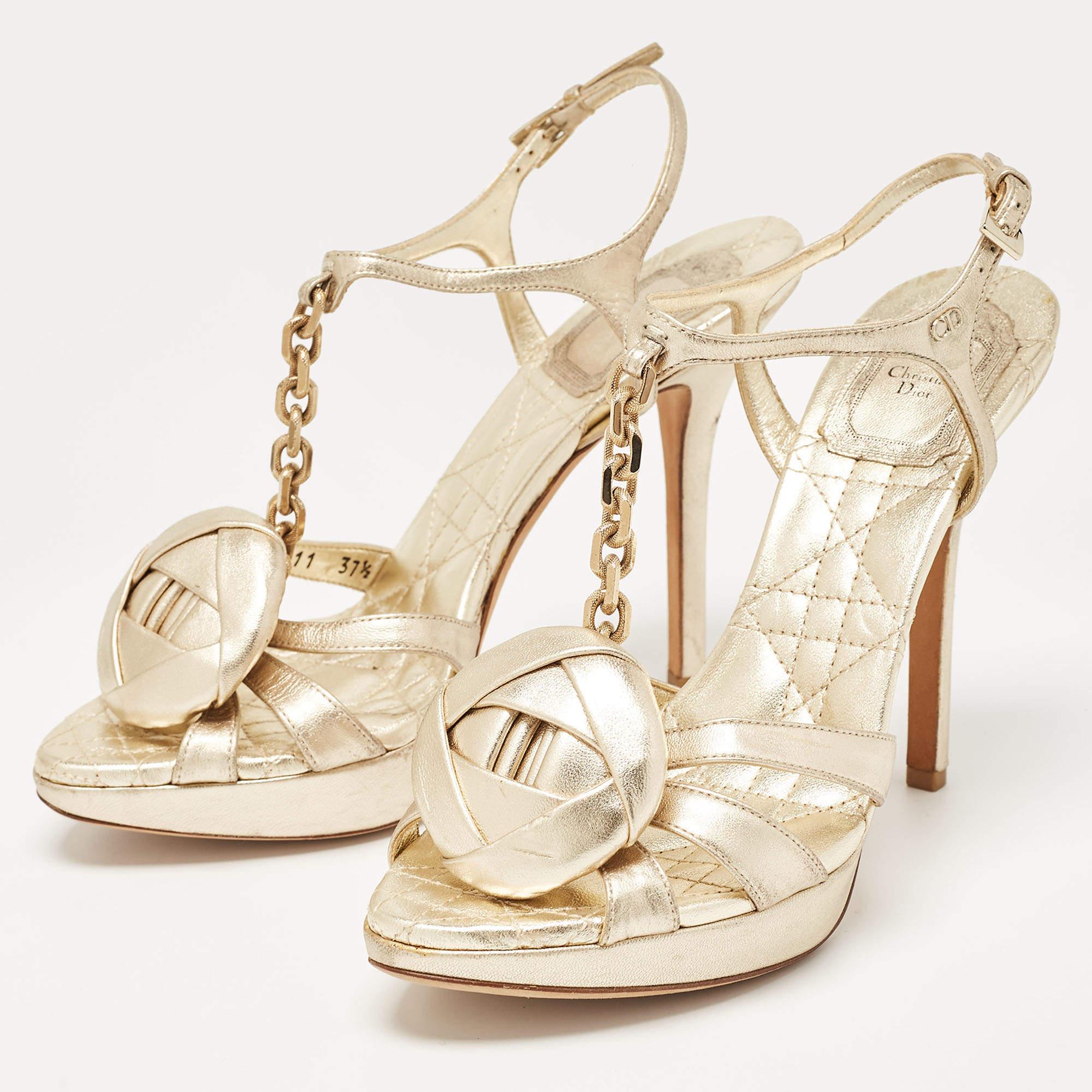 These sandals will offer you both luxury and comfort. Made from quality materials, they come in a versatile shade and are equipped with comfortable insoles.
