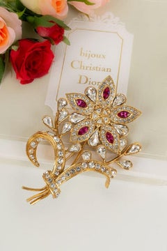 Dior Broche en métal doré et strass symbolisant une fleur