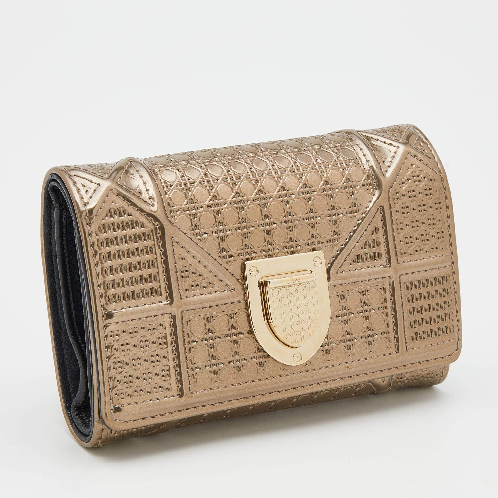 Dior Gold Micro Cannage Patent Leather Diorama Trifold Wallet In Good Condition In Dubai, Al Qouz 2