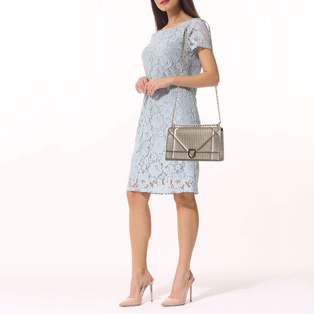 This elegant Diorama shoulder bag is perfect for your next outing to town. It is made of high-quality patent leather and can match a day or evening outfit. It has a sliding chain handle and a lined interior secured by a lock-detailed flap.