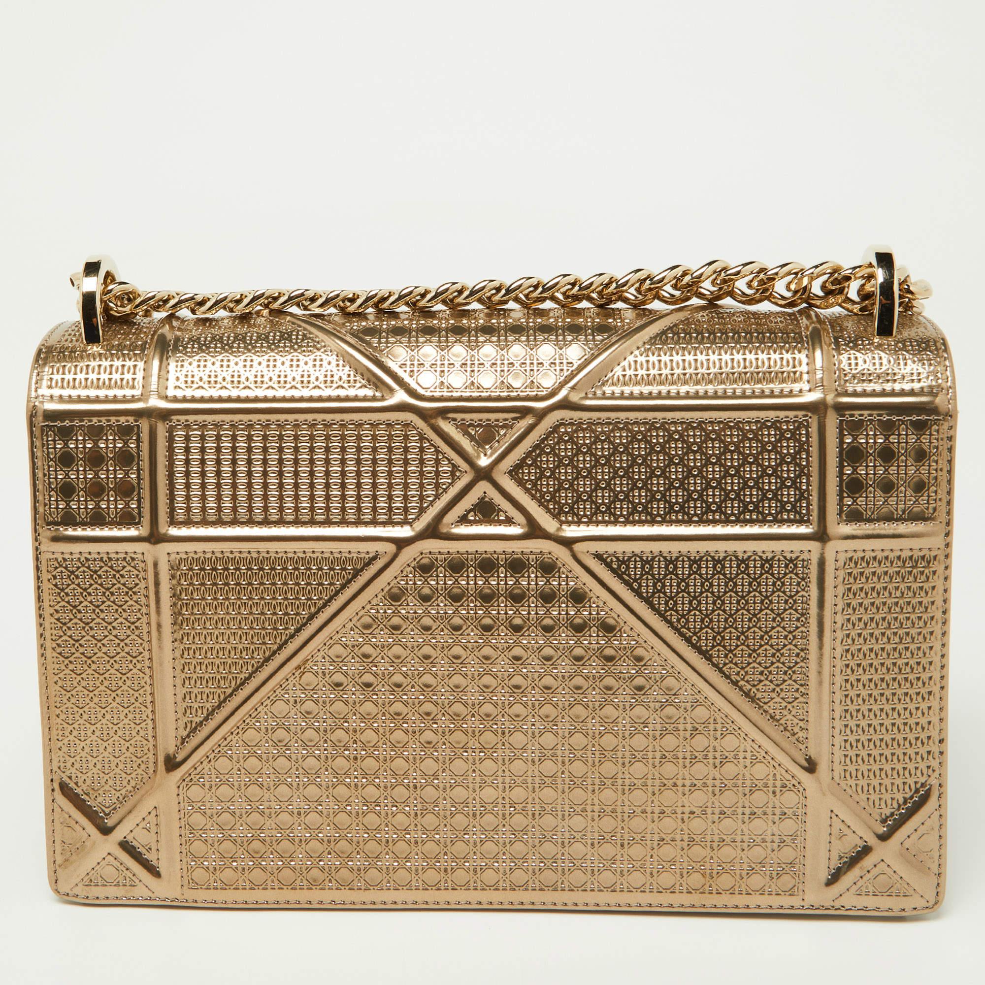 Dior Gold Microcannage Medium Diorama Umhängetasche aus Lackleder mit Klappe im Angebot 1