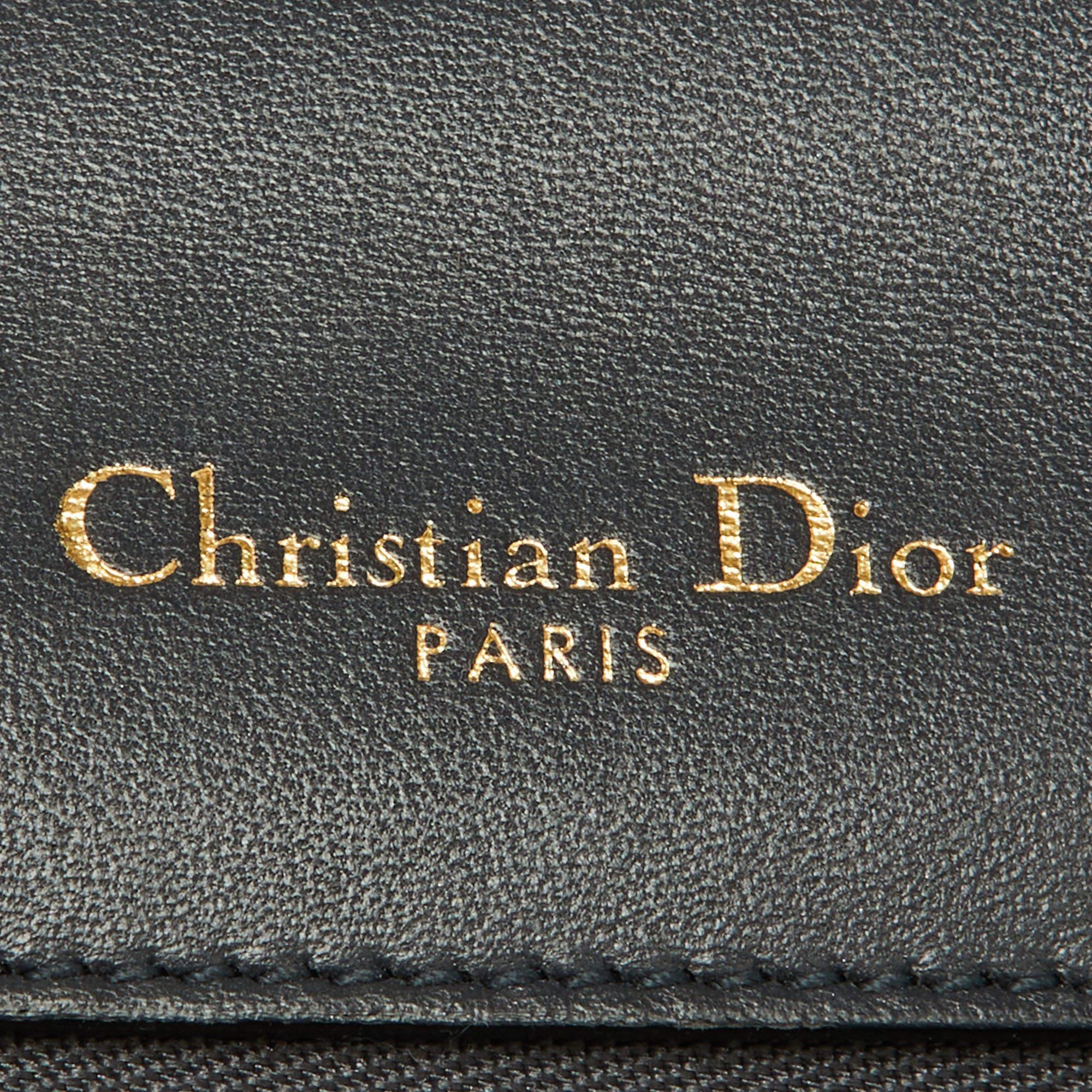 Sac à bandoulière Diorama Dior Gold Microcannage en cuir verni de taille moyenne en vente 2