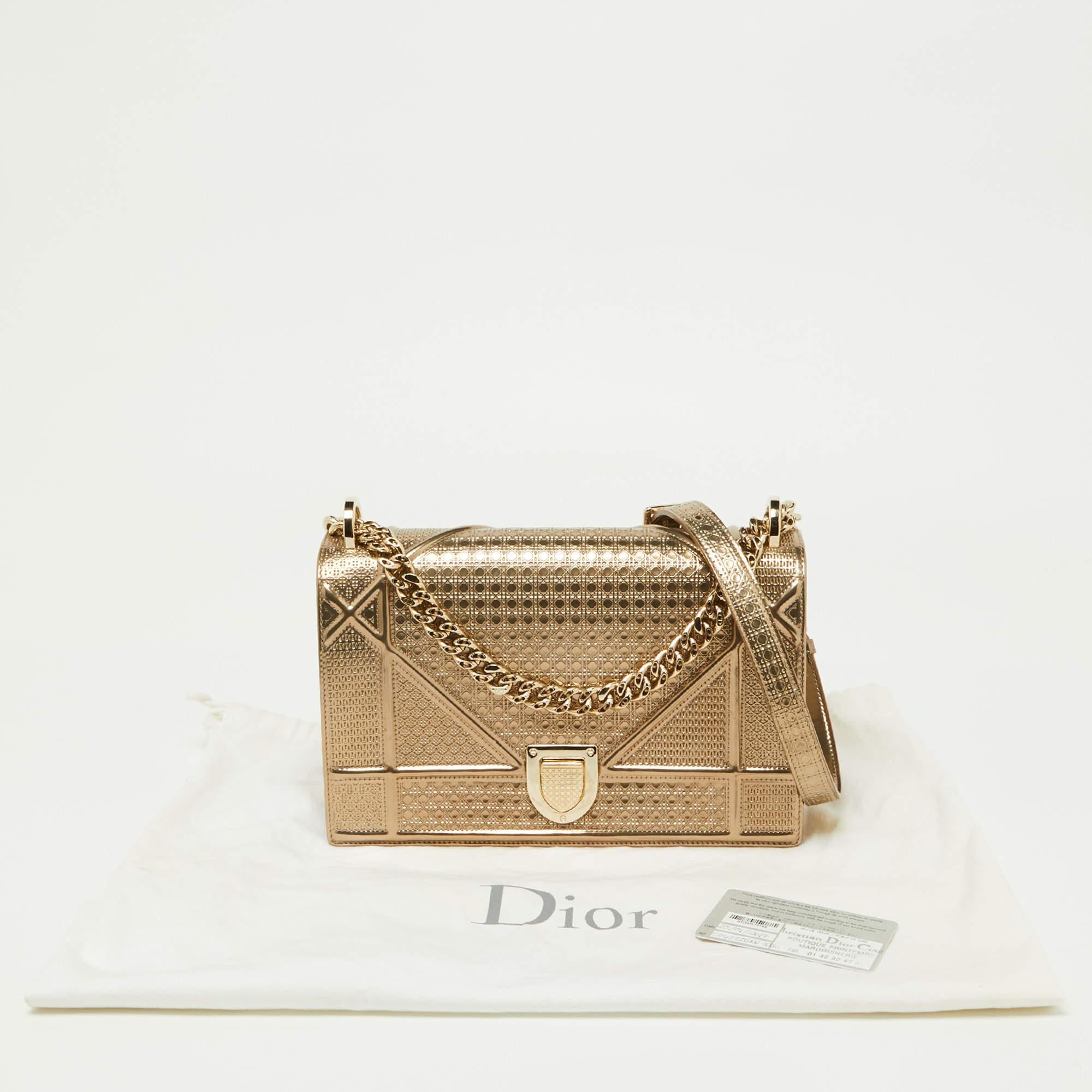 Sac à bandoulière Diorama Dior Gold Microcannage en cuir verni de taille moyenne en vente 5