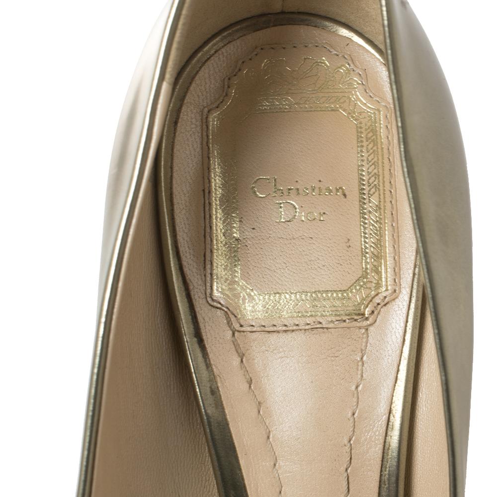 Dior Gold Patent Leather Peep Toe Pumps Size 37.5 In Good Condition In Dubai, Al Qouz 2