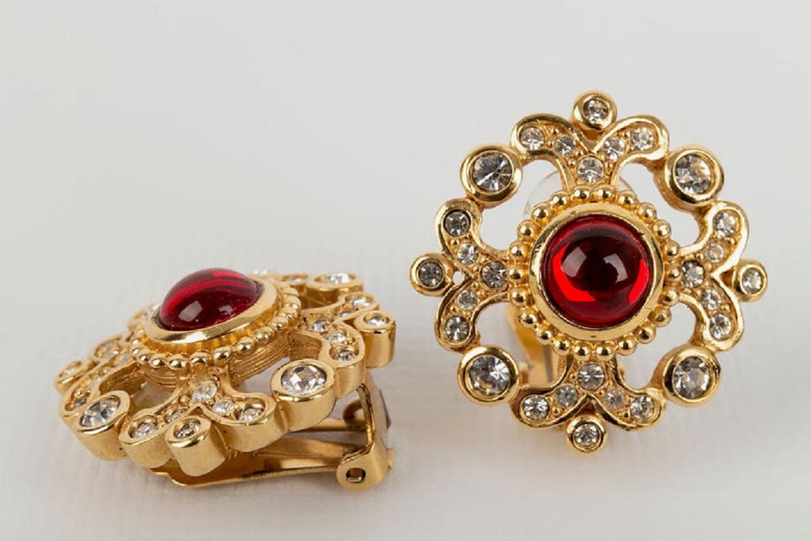 Dior Gold Plated Metal Clip Earrings Paved with Rhinestones and a Red Cabochon In Excellent Condition For Sale In SAINT-OUEN-SUR-SEINE, FR