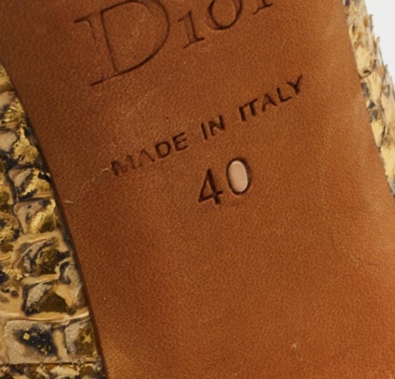La colección Miss Dior de Dior es una creación significativa que sigue atrayendo a todo el mundo con su estilo impecable. Estos zapatos de salón Miss Dior están fabricados en piel con relieve de pitón y cuentan con peep-toes, plataformas y tacón
